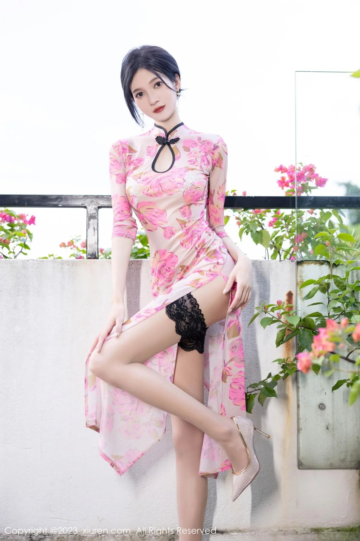 程程程性感粉色旗袍服配原色丝袜半撩秀完美身材绝美写真 第 8 张