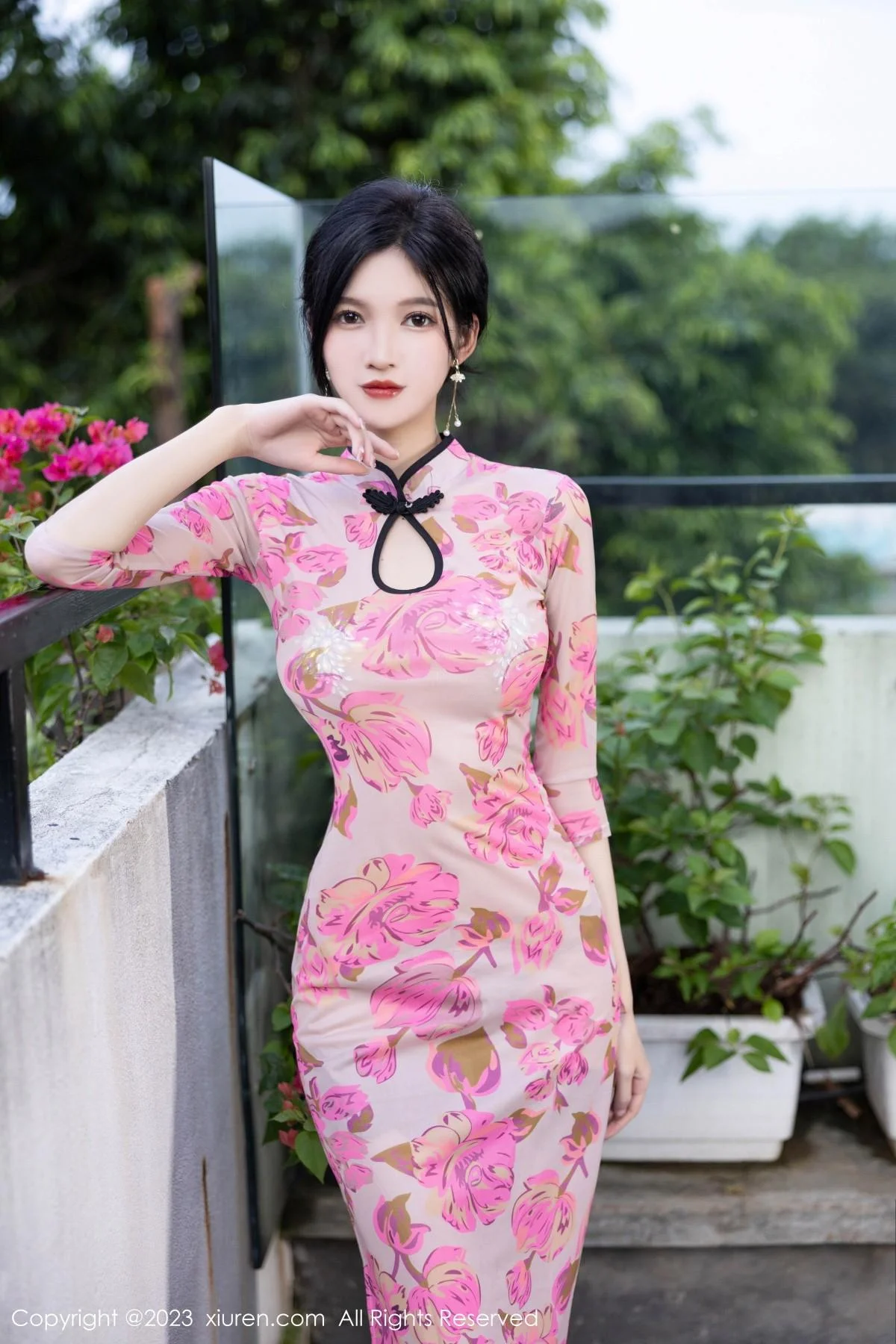 程程程性感粉色旗袍服配原色丝袜半撩秀完美身材绝美写真 第 9 张