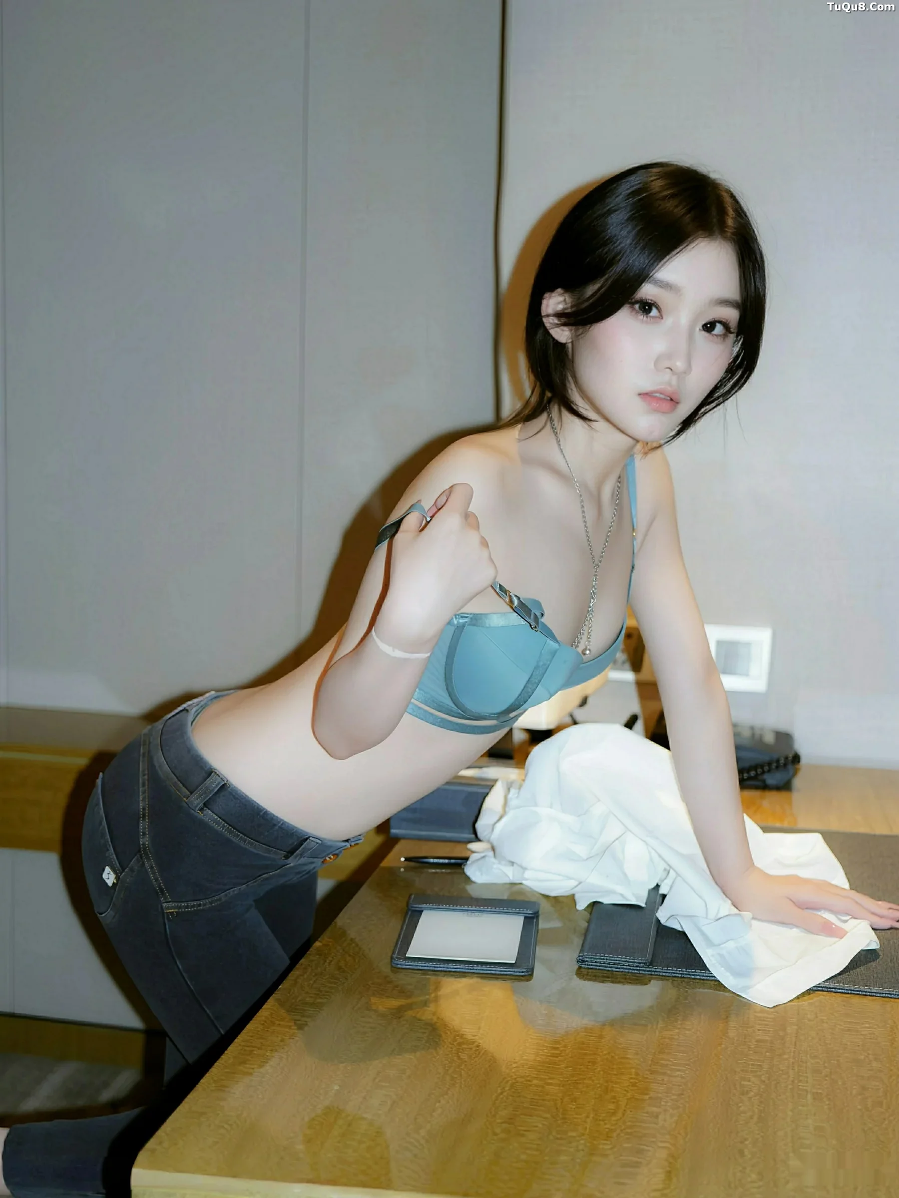 汁汁性感白T配牛仔长裤露蓝灰色内衣秀曼妙身姿绝美写真 第 61 张