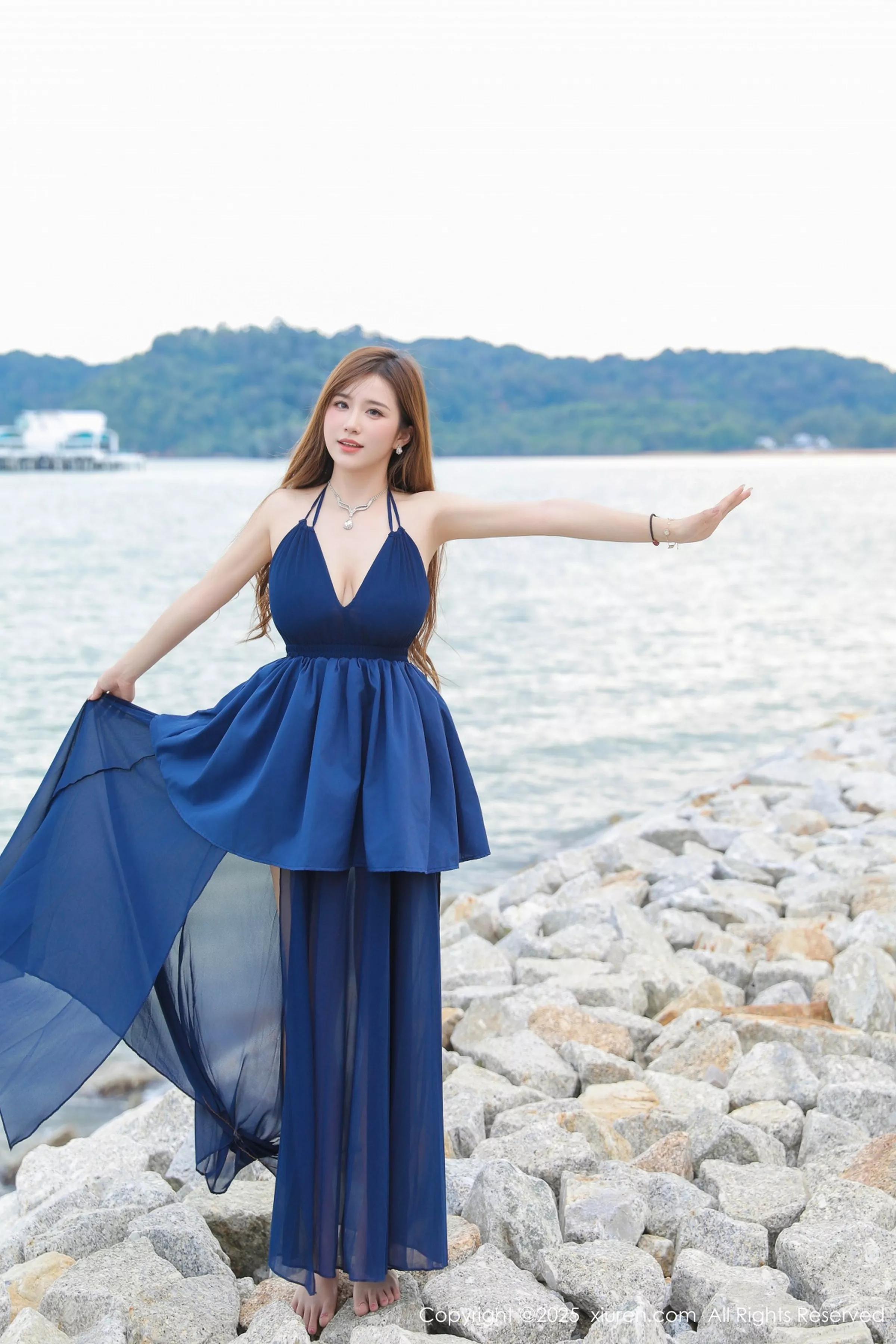 小肉肉咪性感蓝色连衣裙露白色情趣内衣秀凹凸身材绝美写真 第 40 张