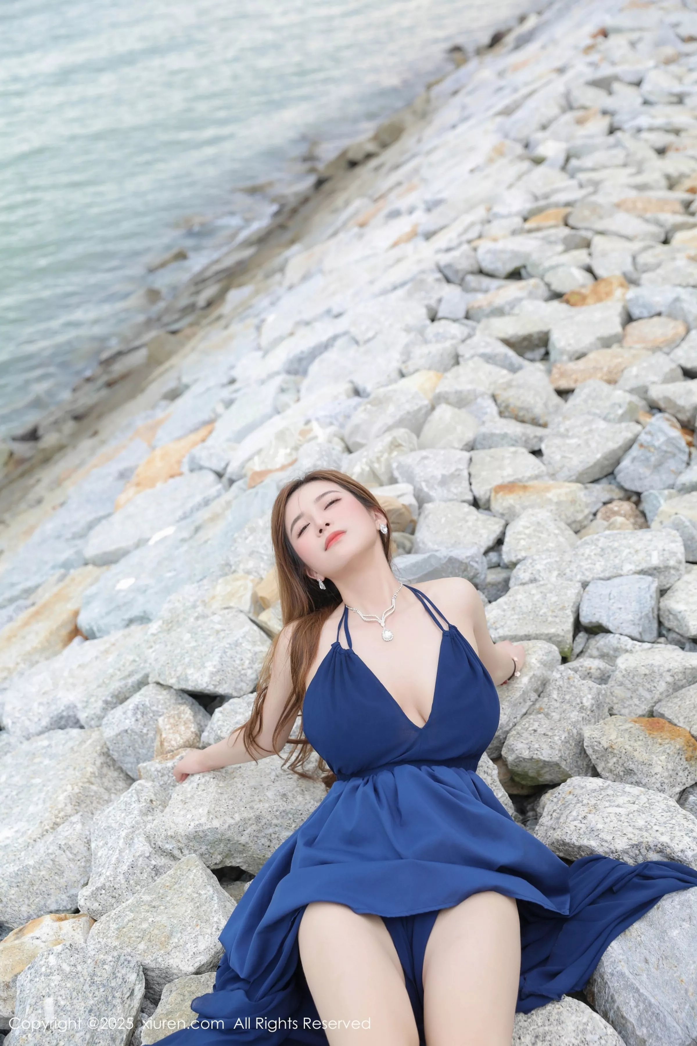 小肉肉咪性感蓝色连衣裙露白色情趣内衣秀凹凸身材绝美写真 第 46 张