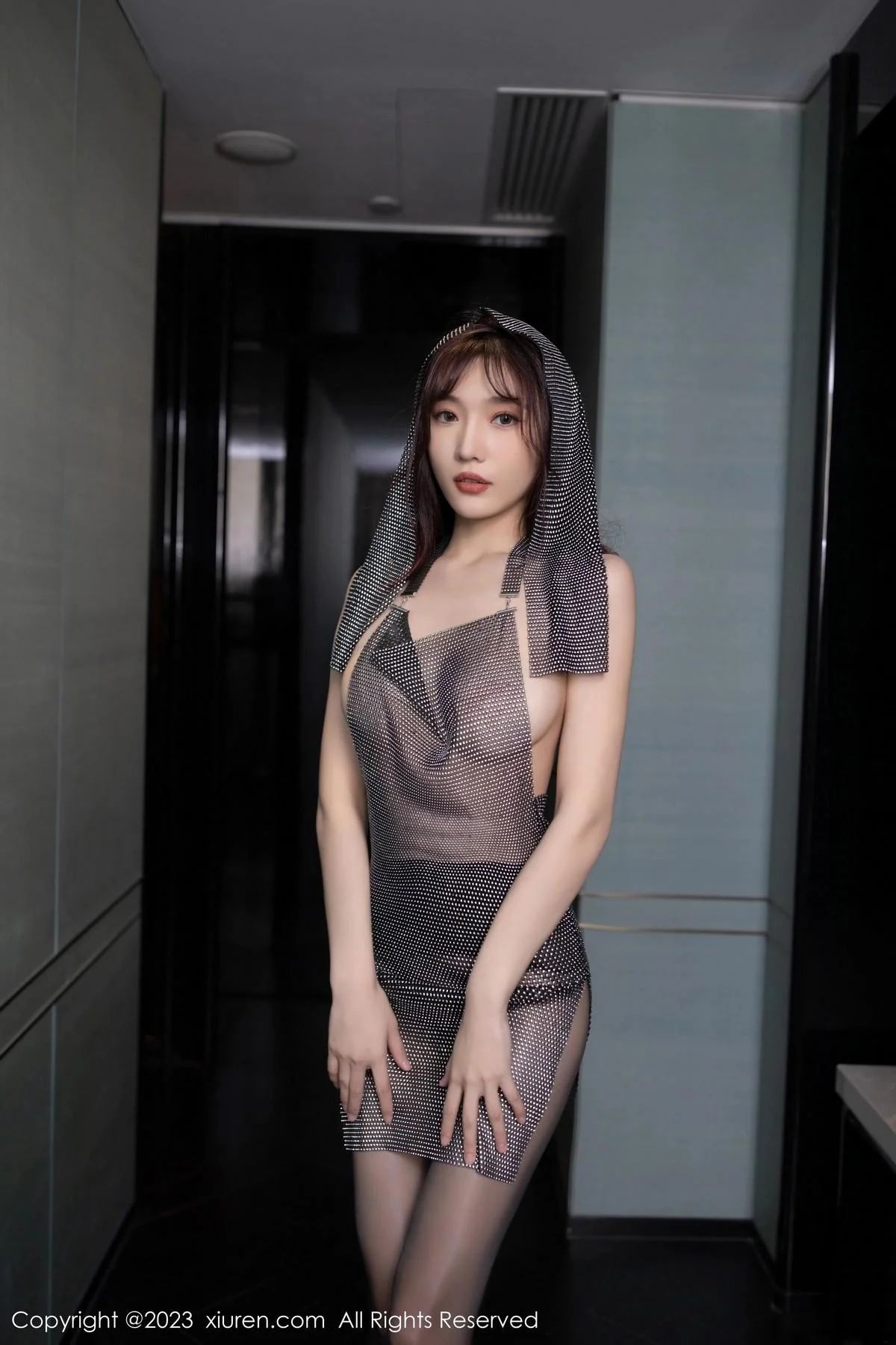 陆萱萱女王角色扮演灰色时尚缕空服饰配超薄黑丝魅惑写真 第 13 张