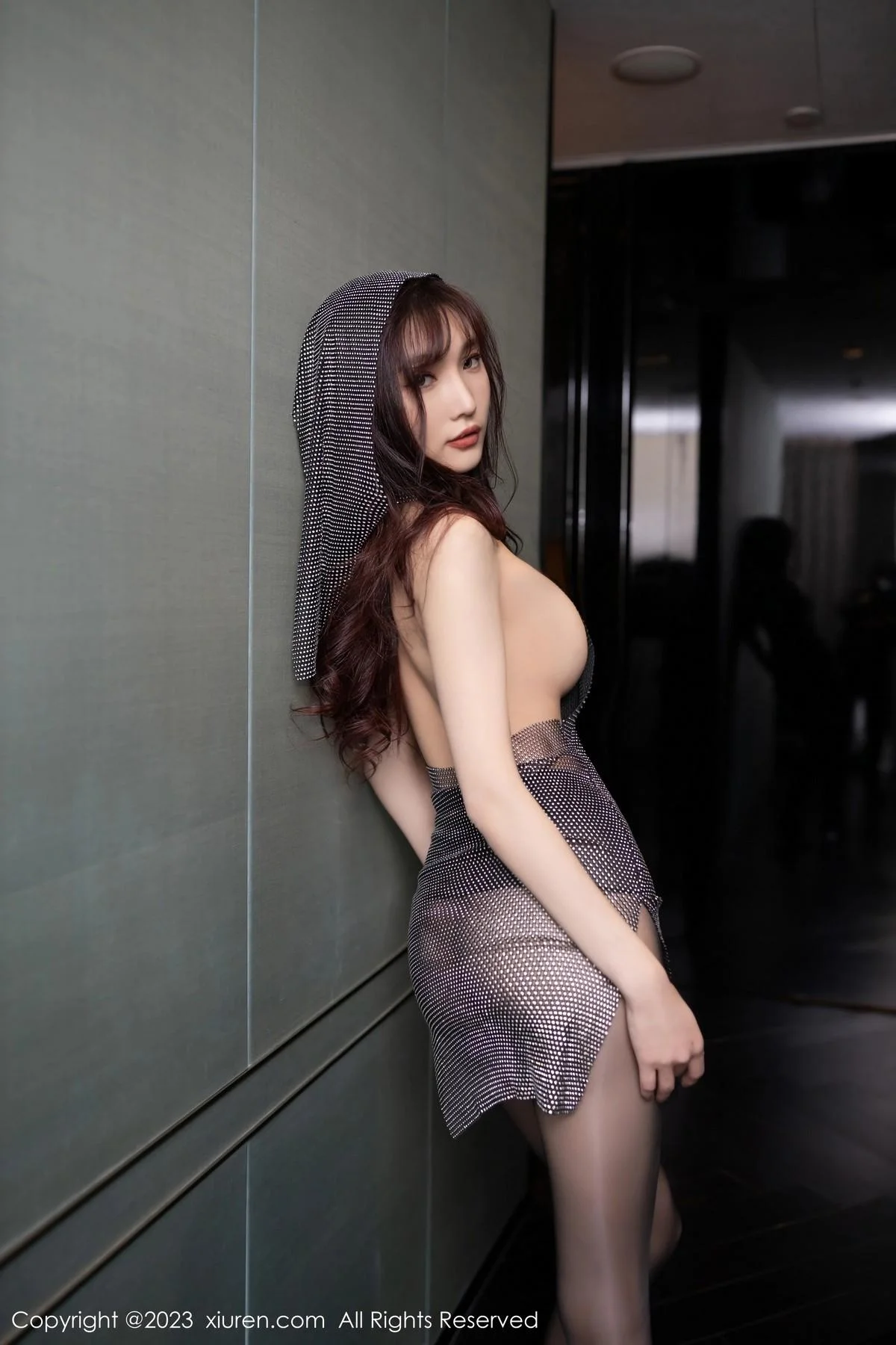 陆萱萱女王角色扮演灰色时尚缕空服饰配超薄黑丝魅惑写真 第 5 张
