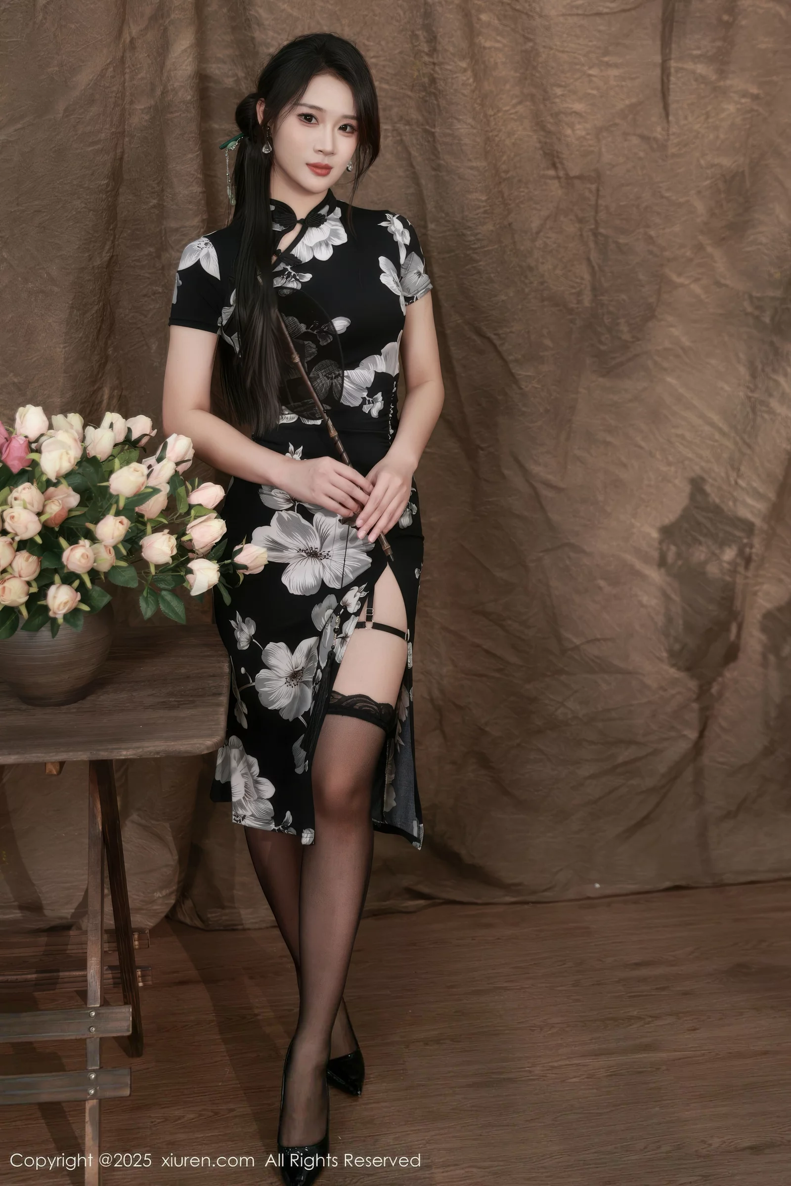 南乔性感黑色旗袍露紫色情趣内衣配黑色丝袜秀美腿绝美写真 第 1 张