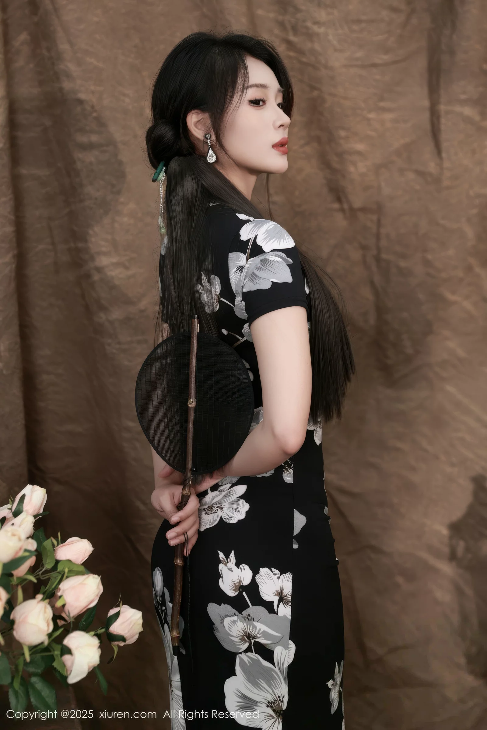 南乔性感黑色旗袍露紫色情趣内衣配黑色丝袜秀美腿绝美写真 第 12 张