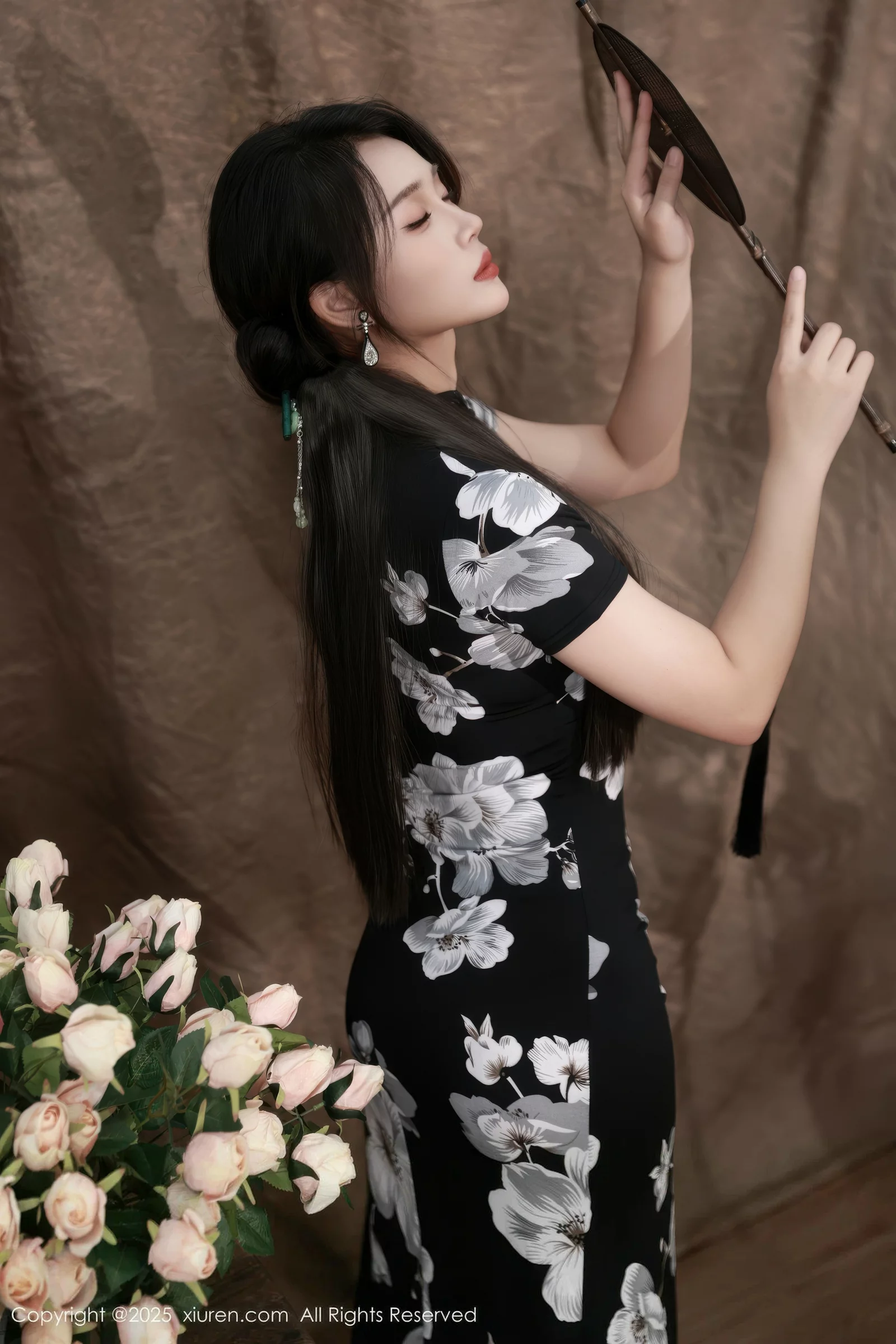 南乔性感黑色旗袍露紫色情趣内衣配黑色丝袜秀美腿绝美写真 第 13 张