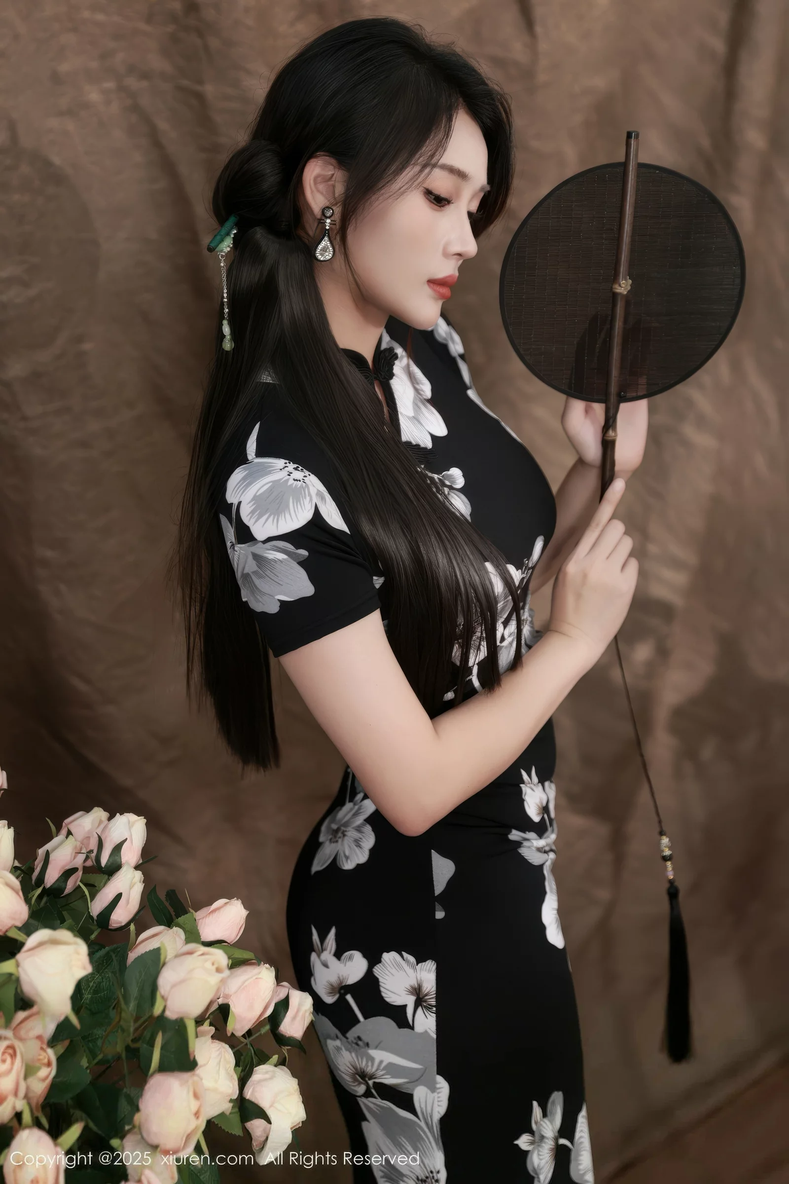 南乔性感黑色旗袍露紫色情趣内衣配黑色丝袜秀美腿绝美写真 第 16 张
