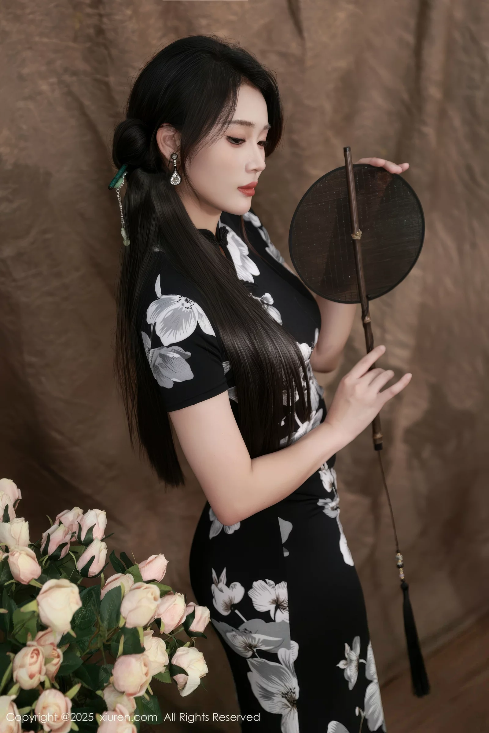 南乔性感黑色旗袍露紫色情趣内衣配黑色丝袜秀美腿绝美写真 第 18 张