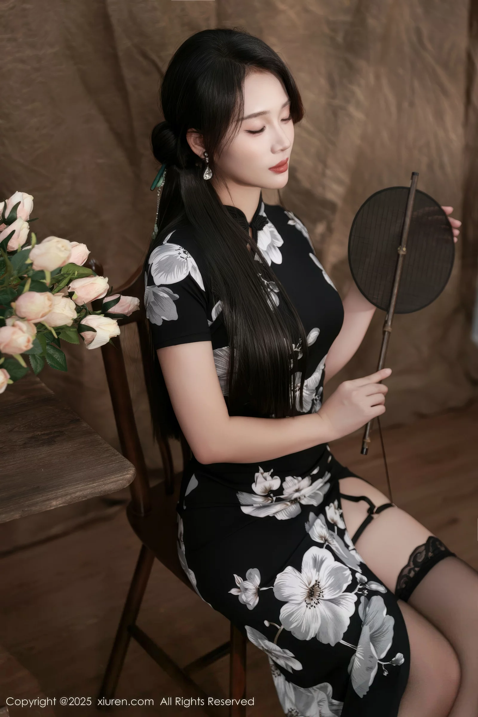 南乔性感黑色旗袍露紫色情趣内衣配黑色丝袜秀美腿绝美写真 第 21 张