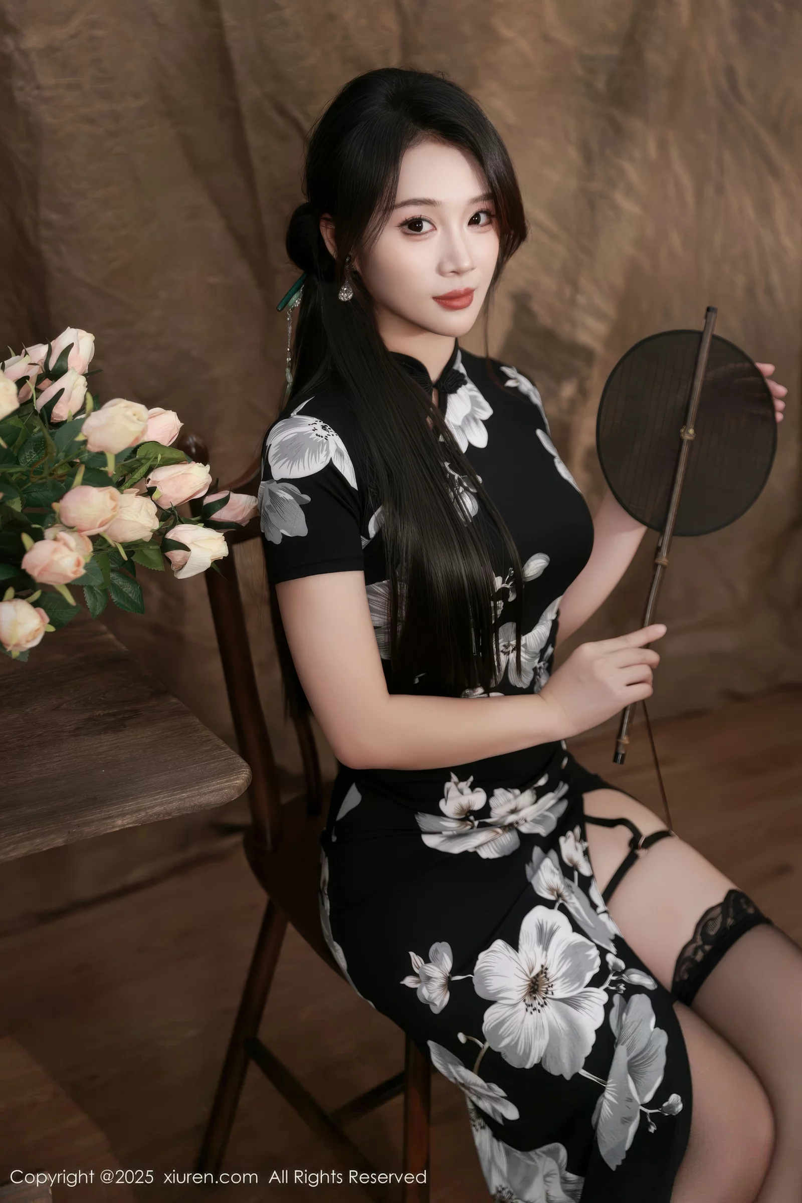 南乔性感黑色旗袍露紫色情趣内衣配黑色丝袜秀美腿绝美写真 第 23 张