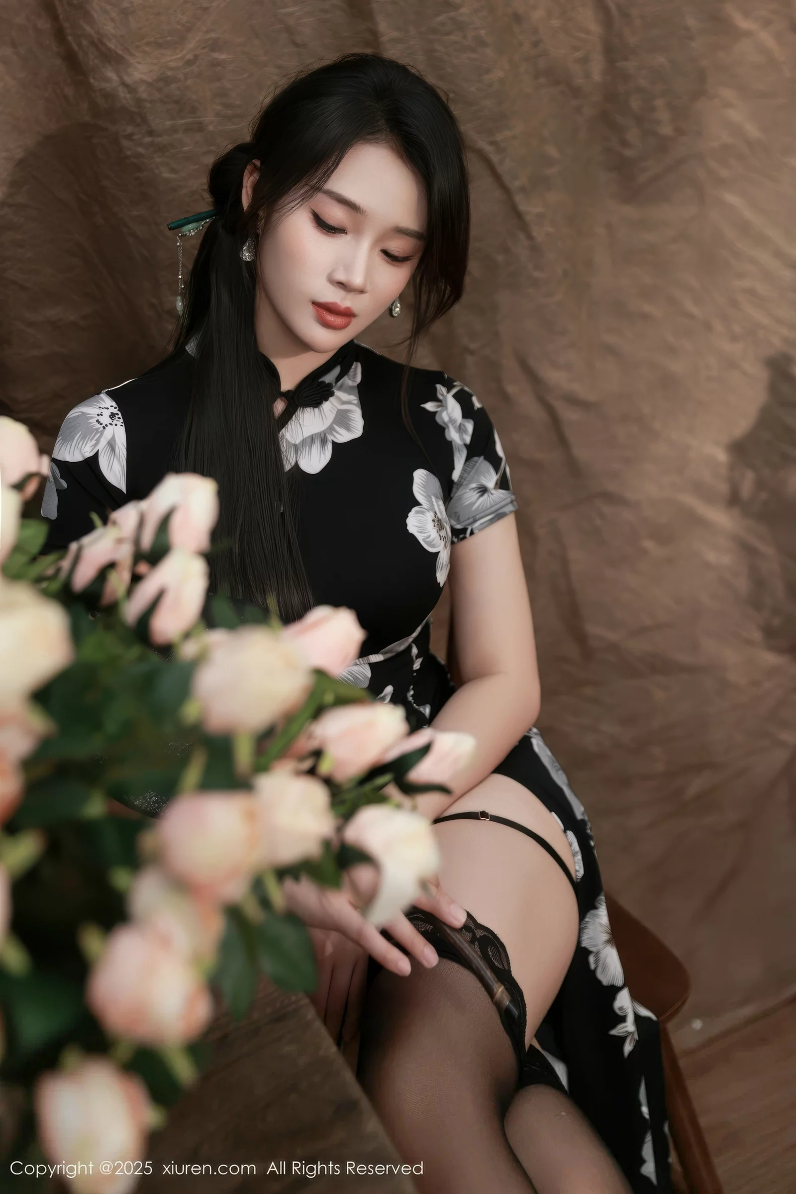 南乔性感黑色旗袍露紫色情趣内衣配黑色丝袜秀美腿绝美写真 第 26 张
