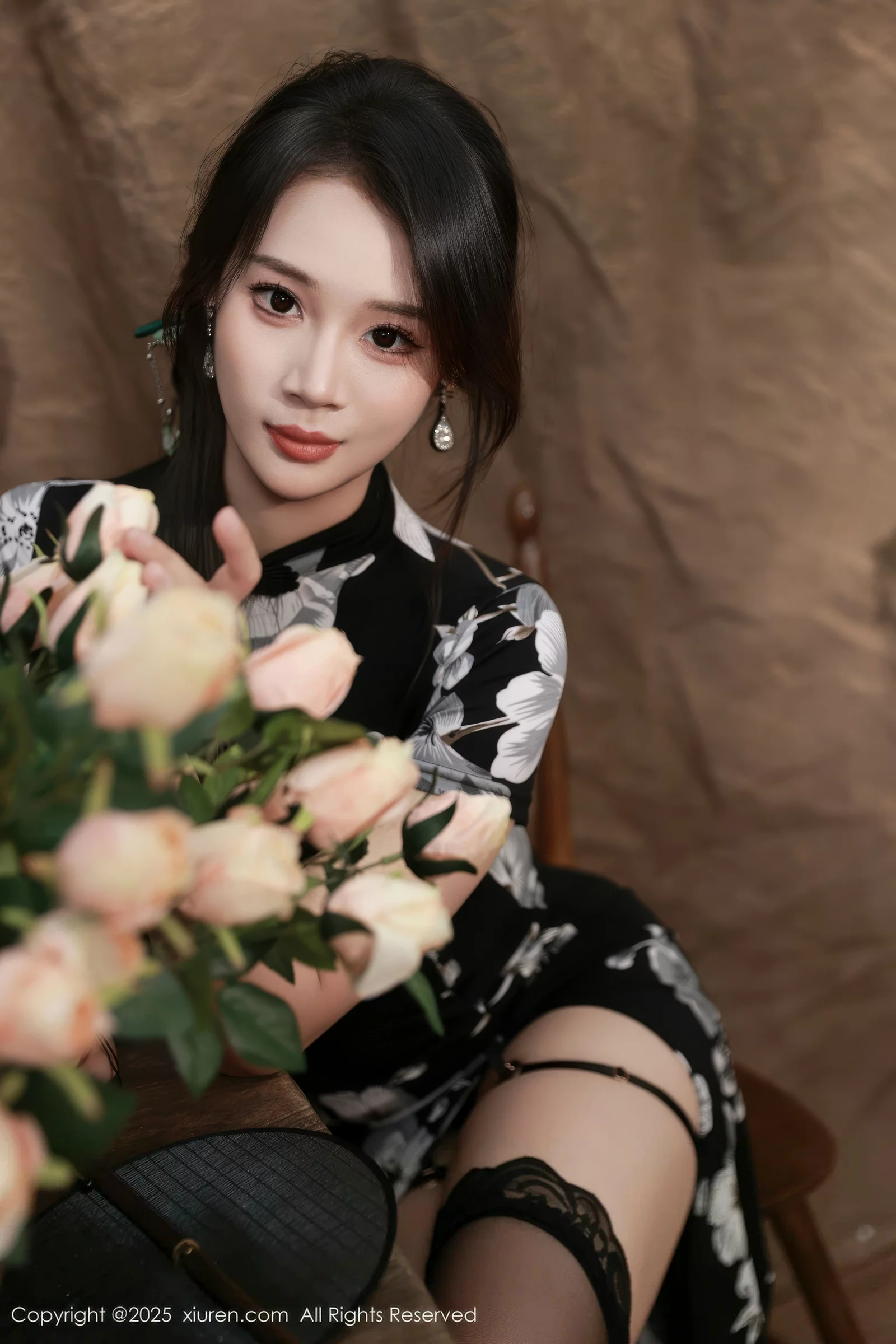 南乔性感黑色旗袍露紫色情趣内衣配黑色丝袜秀美腿绝美写真 第 29 张