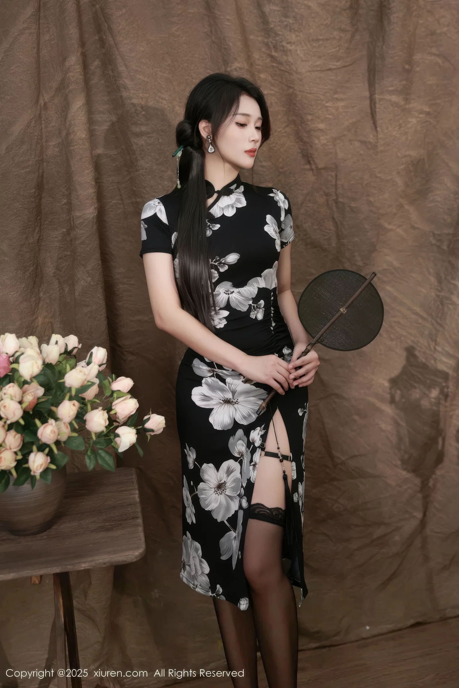 南乔性感黑色旗袍露紫色情趣内衣配黑色丝袜秀美腿绝美写真 第 3 张