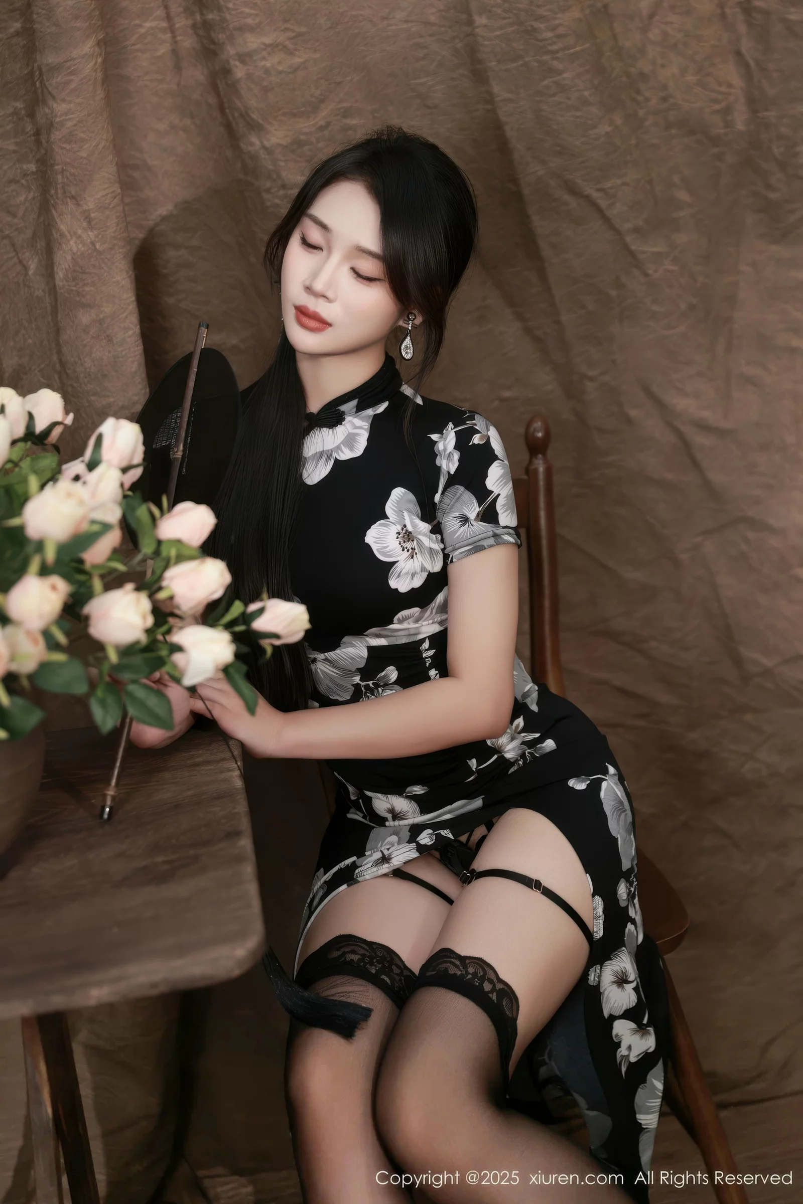 南乔性感黑色旗袍露紫色情趣内衣配黑色丝袜秀美腿绝美写真 第 32 张