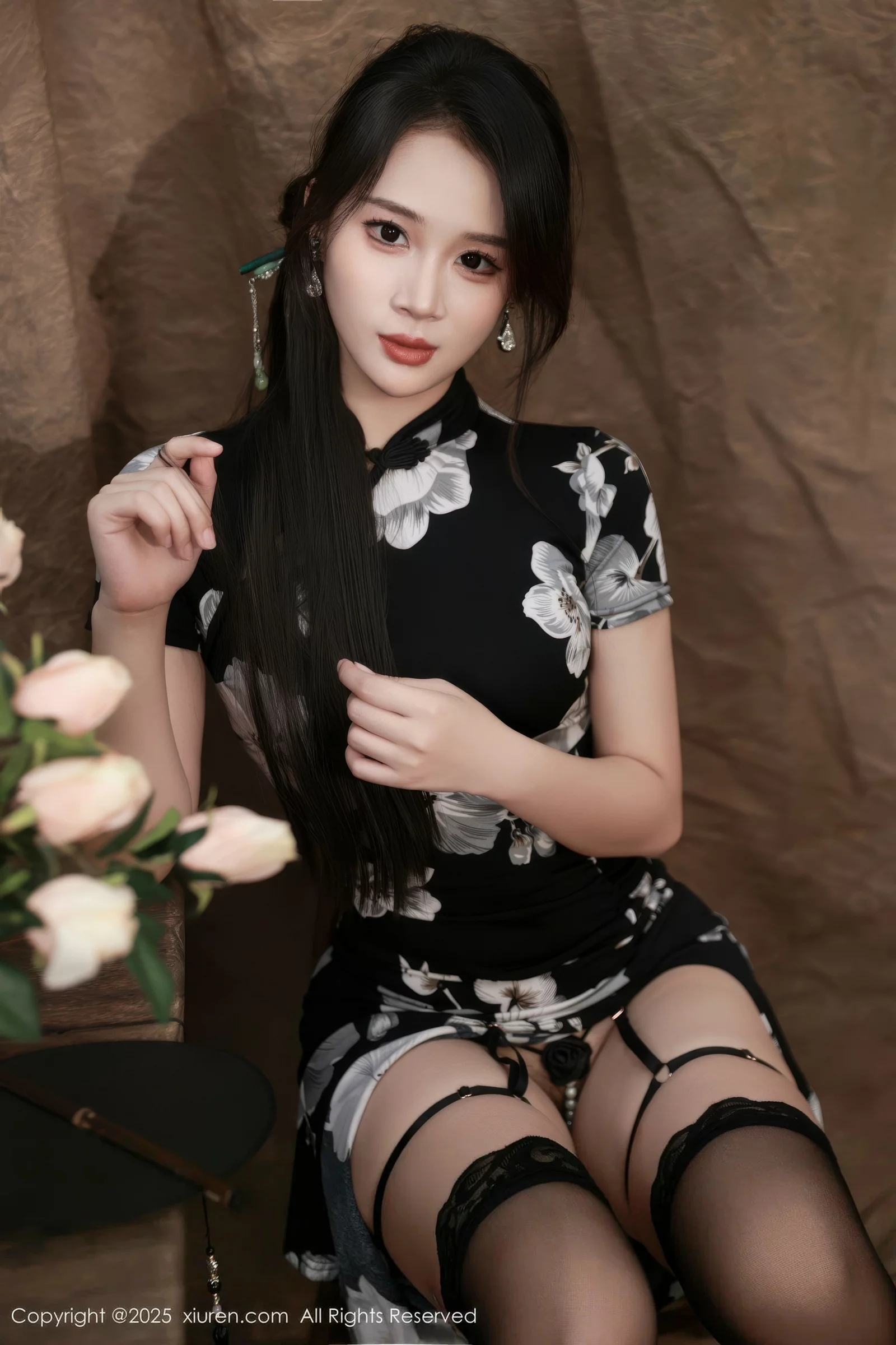 南乔性感黑色旗袍露紫色情趣内衣配黑色丝袜秀美腿绝美写真 第 39 张