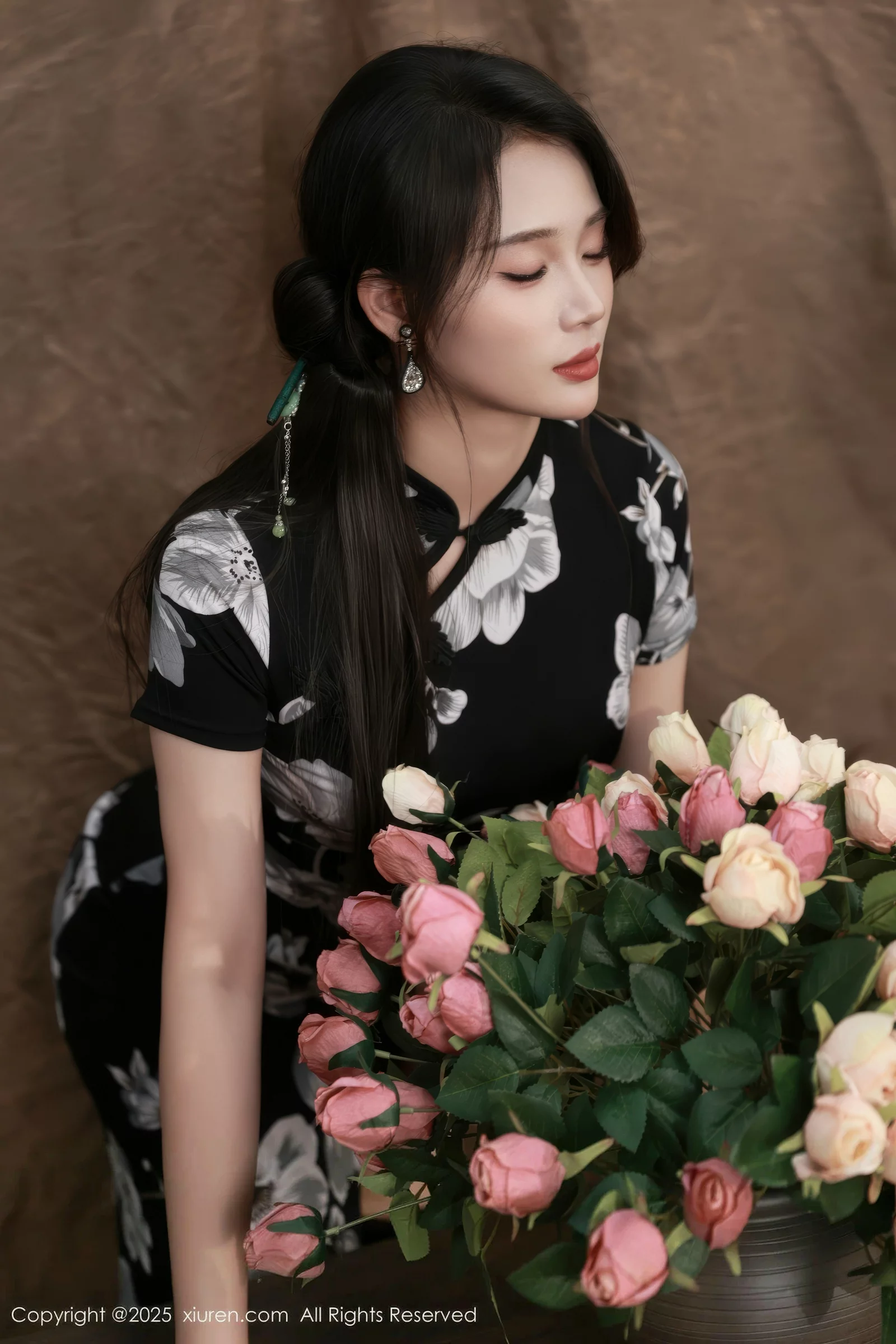 南乔性感黑色旗袍露紫色情趣内衣配黑色丝袜秀美腿绝美写真 第 42 张