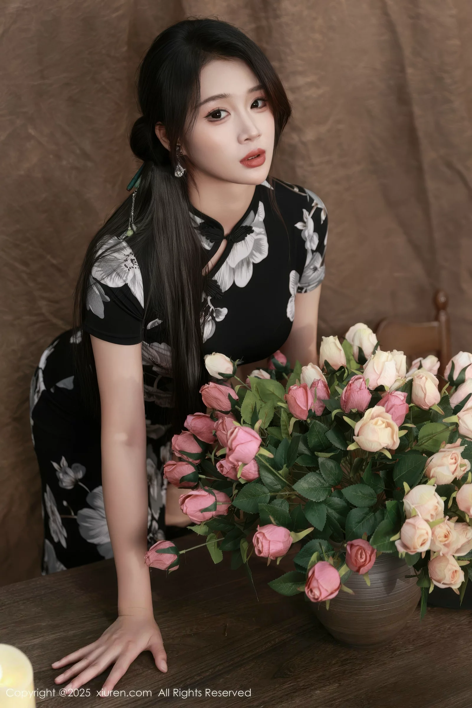 南乔性感黑色旗袍露紫色情趣内衣配黑色丝袜秀美腿绝美写真 第 44 张