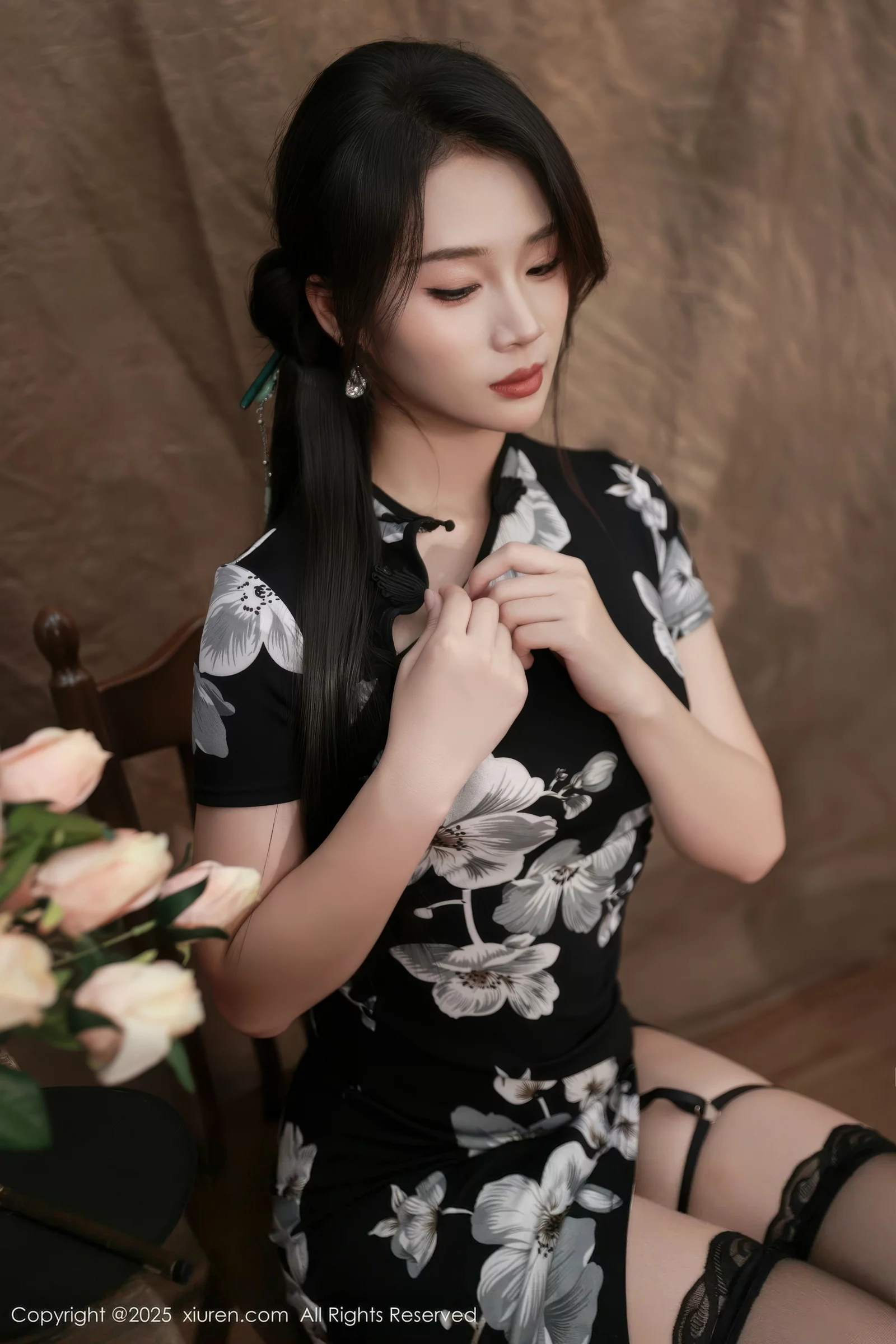 南乔性感黑色旗袍露紫色情趣内衣配黑色丝袜秀美腿绝美写真 第 52 张