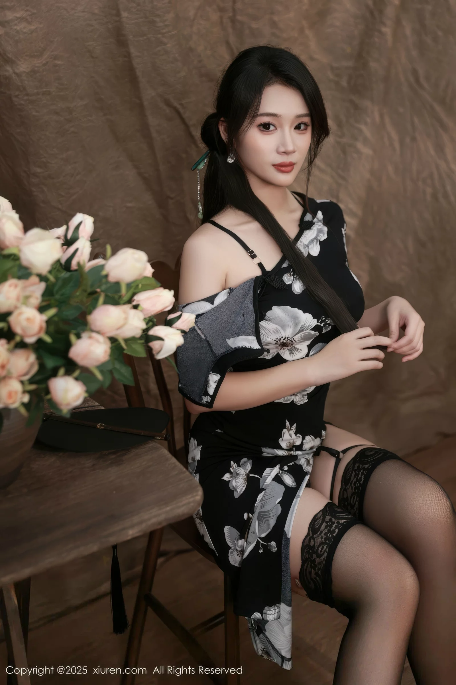南乔性感黑色旗袍露紫色情趣内衣配黑色丝袜秀美腿绝美写真 第 54 张