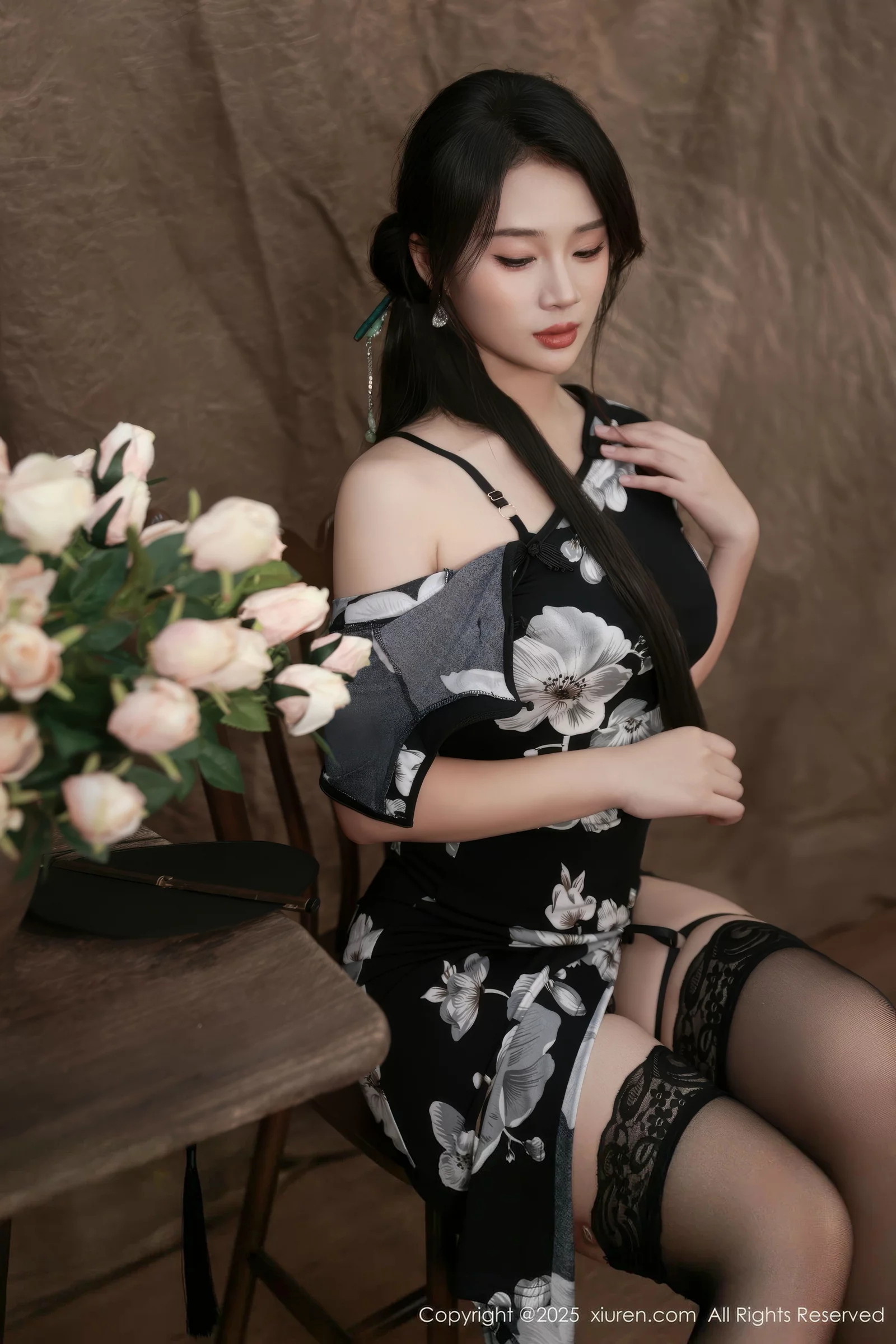 南乔性感黑色旗袍露紫色情趣内衣配黑色丝袜秀美腿绝美写真 第 55 张