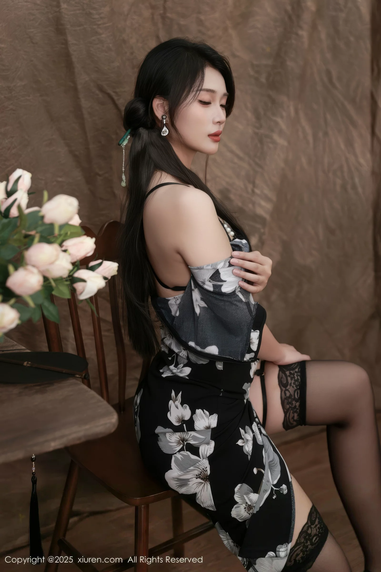 南乔性感黑色旗袍露紫色情趣内衣配黑色丝袜秀美腿绝美写真 第 58 张