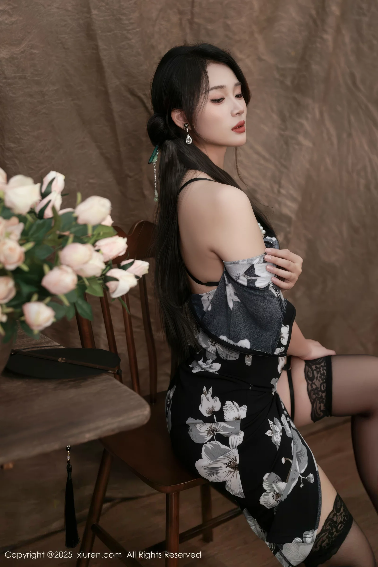 南乔性感黑色旗袍露紫色情趣内衣配黑色丝袜秀美腿绝美写真 第 60 张