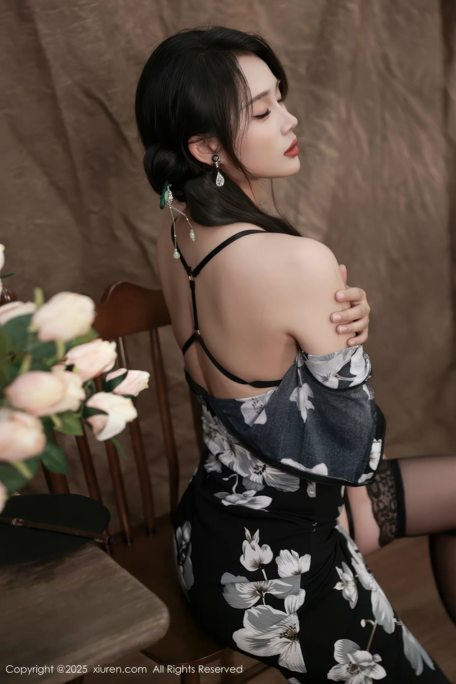 南乔性感黑色旗袍露紫色情趣内衣配黑色丝袜秀美腿绝美写真 第 62 张