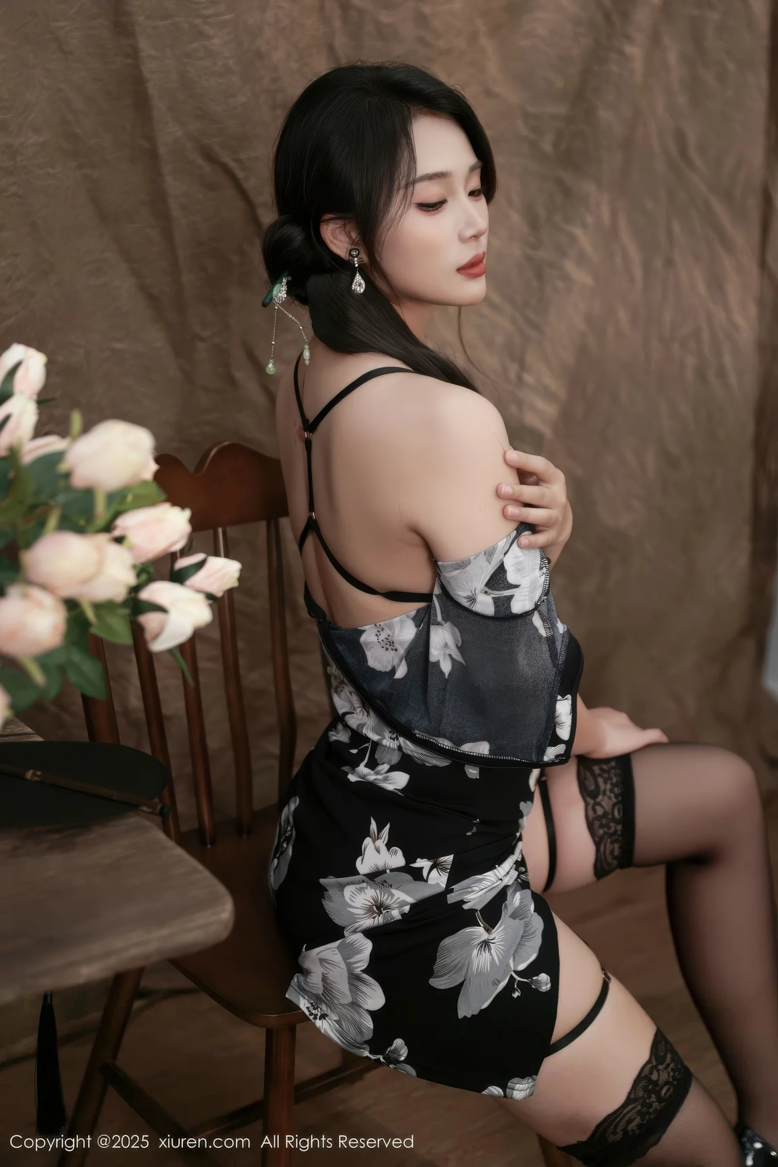 南乔性感黑色旗袍露紫色情趣内衣配黑色丝袜秀美腿绝美写真 第 63 张