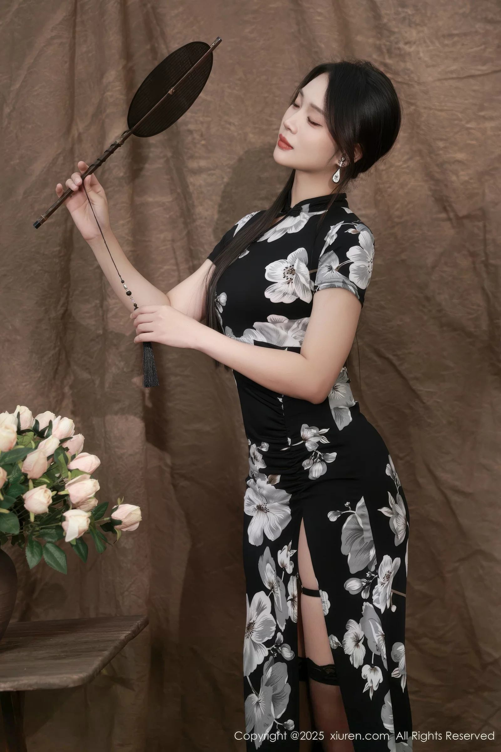 南乔性感黑色旗袍露紫色情趣内衣配黑色丝袜秀美腿绝美写真 第 8 张