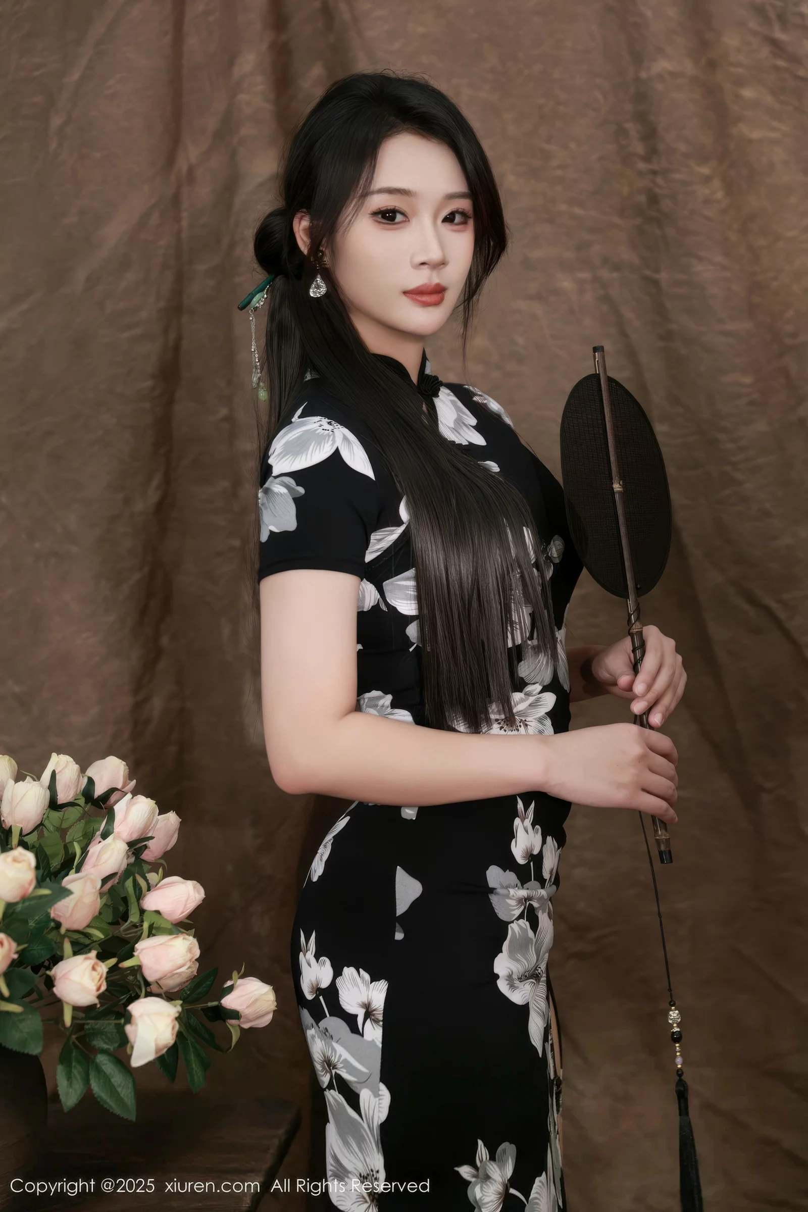 南乔性感黑色旗袍露紫色情趣内衣配黑色丝袜秀美腿绝美写真 第 9 张