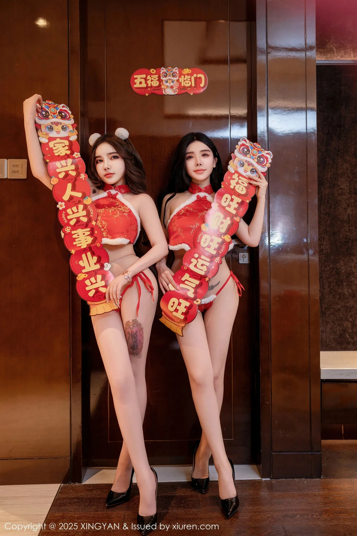 合集潘思沁＆温心怡性感红色肚兜秀丰满身材惹火绝美写真 第 4 张