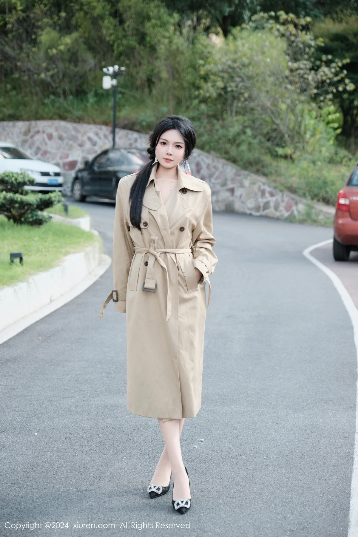 麦田性感浅色外套露开档连体肉丝秀曼妙身姿完美绝美写真 第 1 张