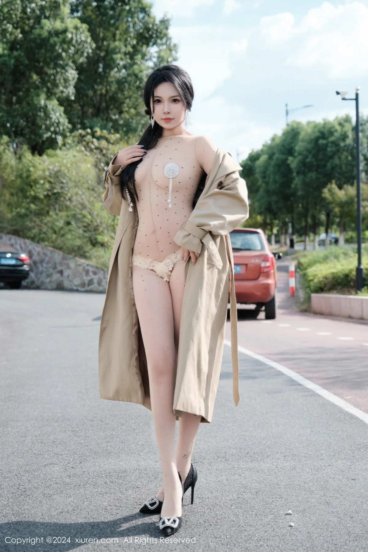 麦田性感浅色外套露开档连体肉丝秀曼妙身姿完美绝美写真 第 10 张