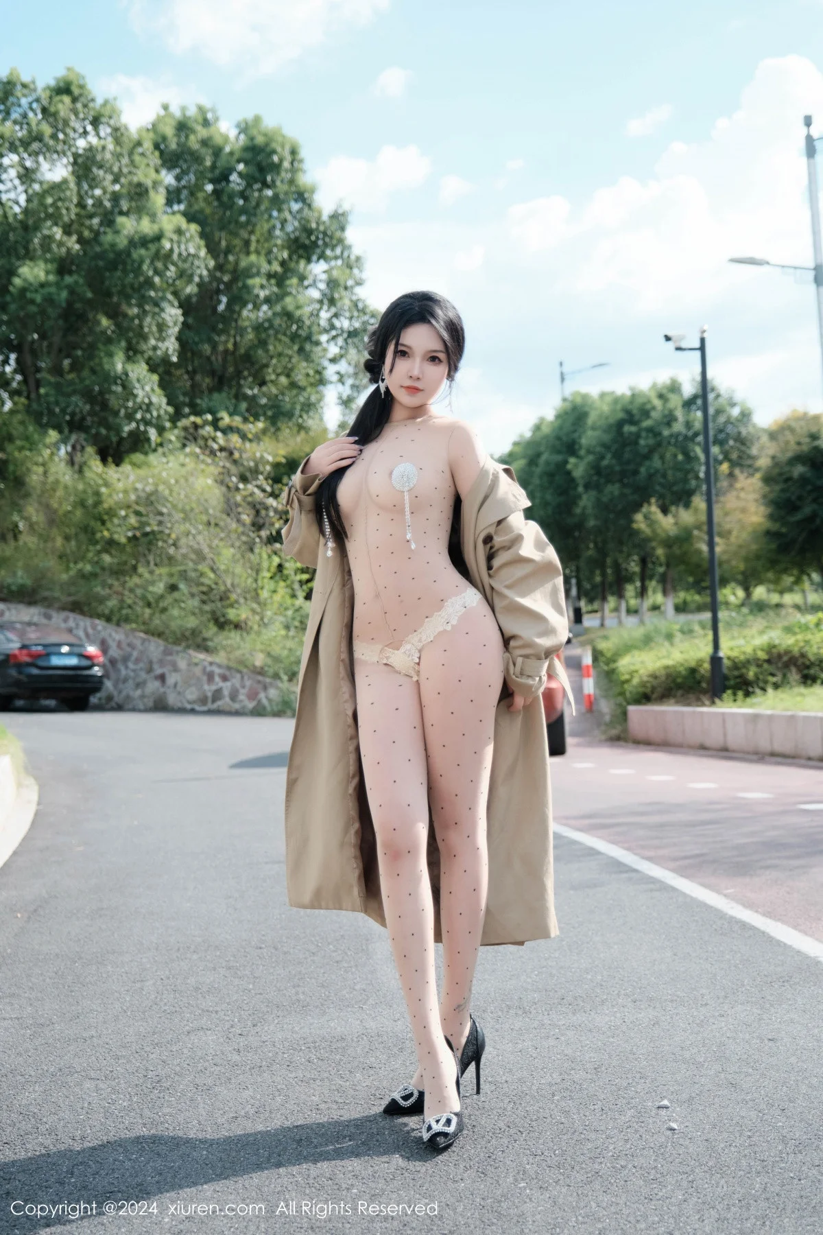 麦田性感浅色外套露开档连体肉丝秀曼妙身姿完美绝美写真 第 11 张