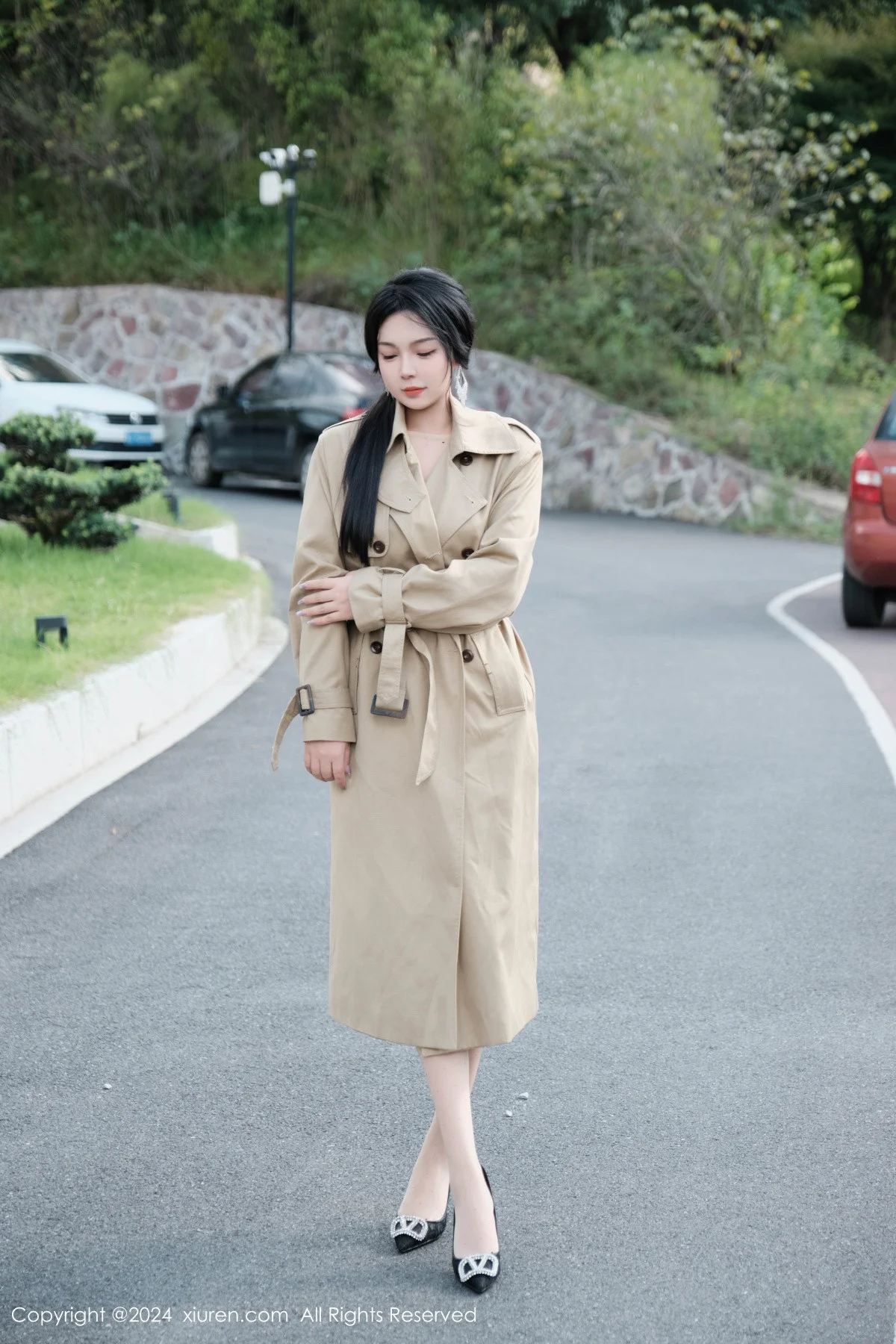 麦田性感浅色外套露开档连体肉丝秀曼妙身姿完美绝美写真 第 2 张