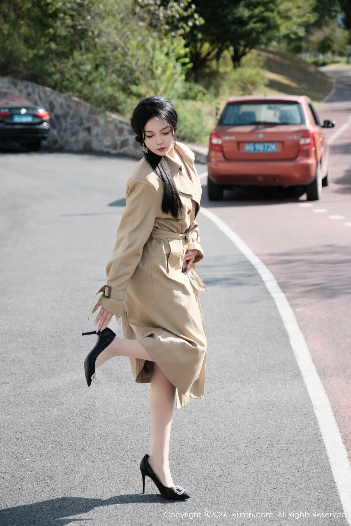 麦田性感浅色外套露开档连体肉丝秀曼妙身姿完美绝美写真 第 4 张
