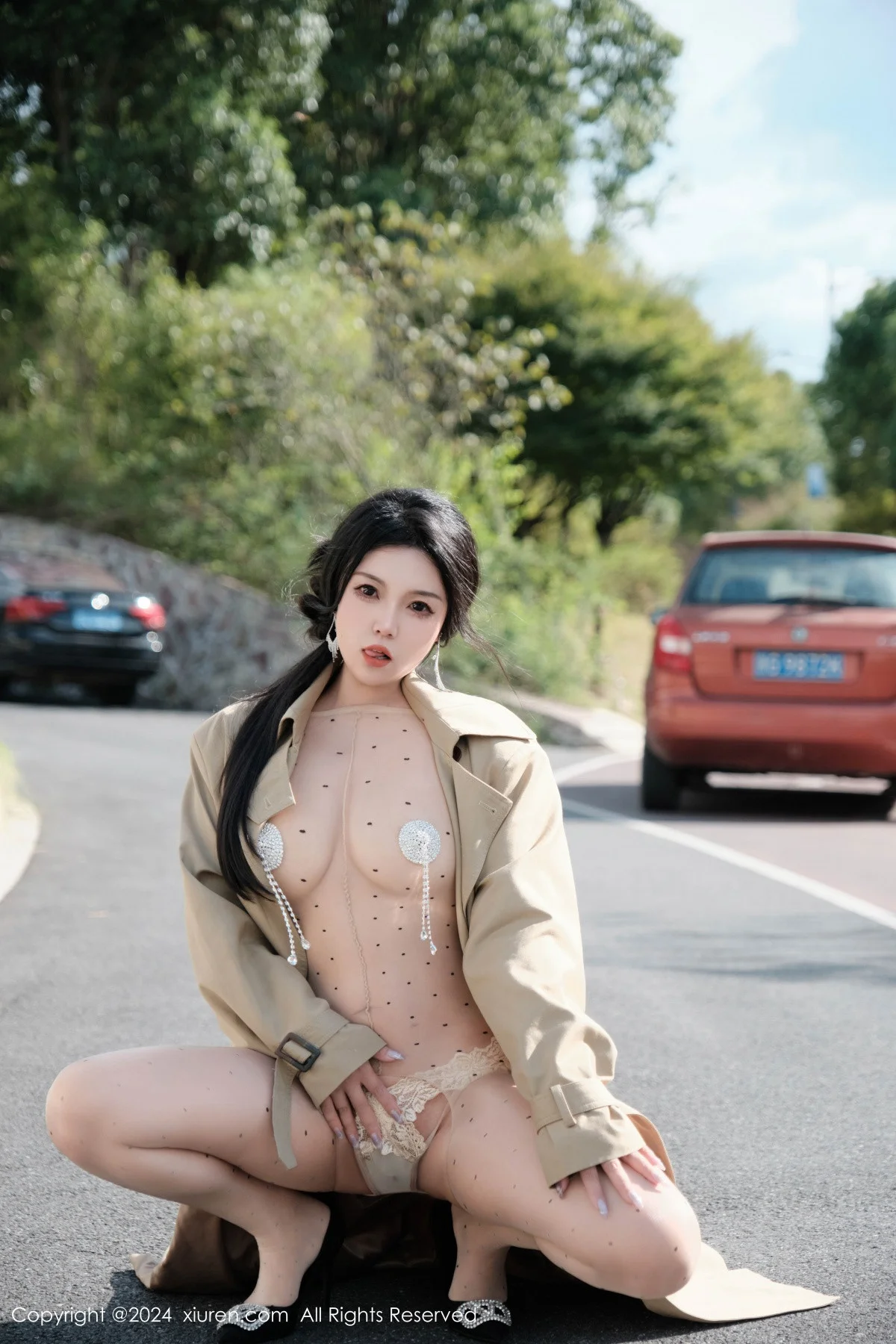 麦田性感浅色外套露开档连体肉丝秀曼妙身姿完美绝美写真 第 6 张