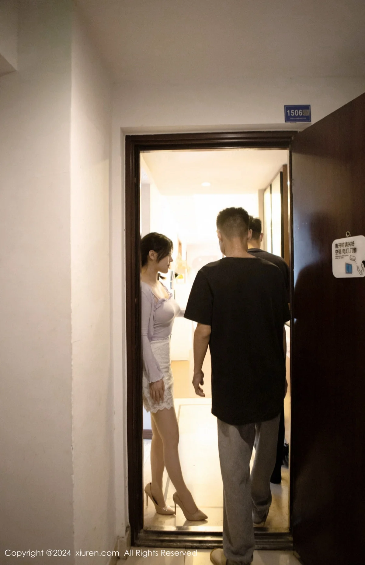 豆瓣酱场景拍摄性感浅紫上衣配超薄肉丝秀丰腴身材绝美写真 第 33 张