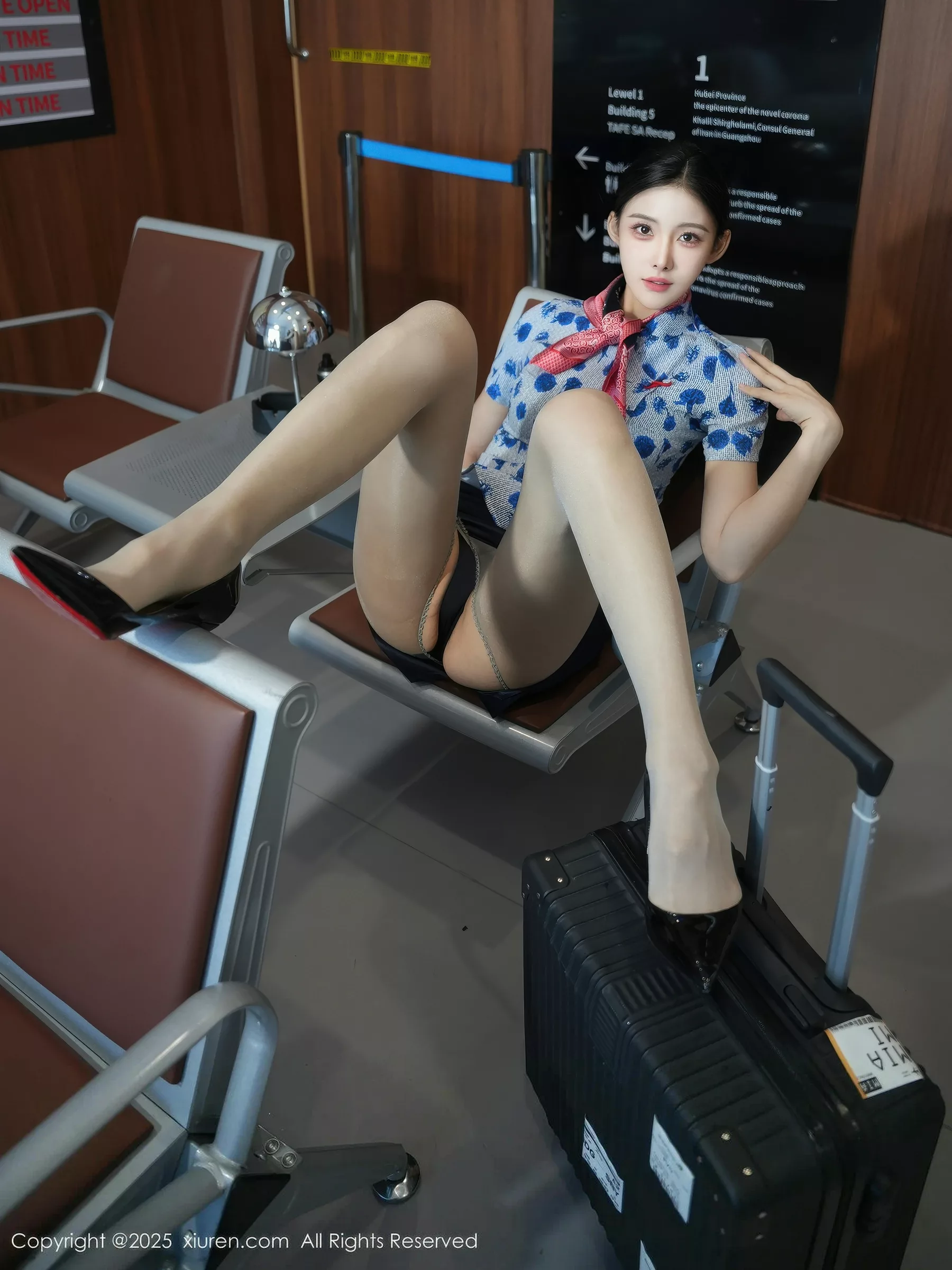 梨霜儿性感空姐制服露黑色蕾丝内衣秀丰腴身材撩人绝美写真 第 28 张