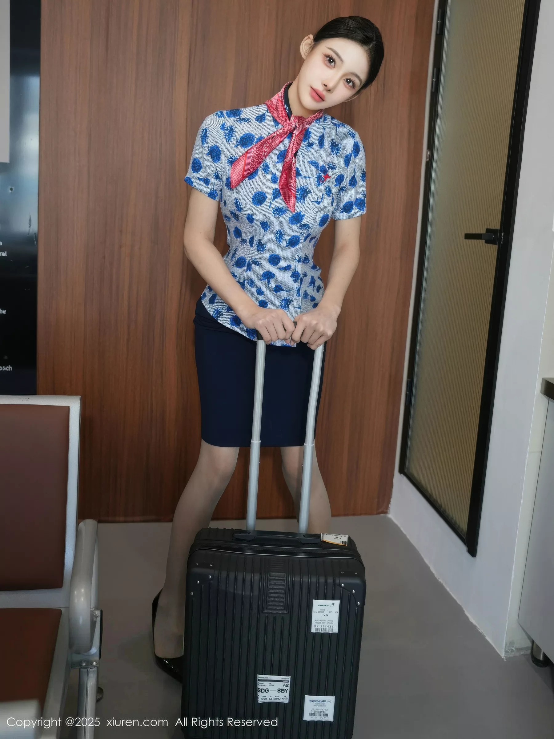 梨霜儿性感空姐制服露黑色蕾丝内衣秀丰腴身材撩人绝美写真 第 3 张