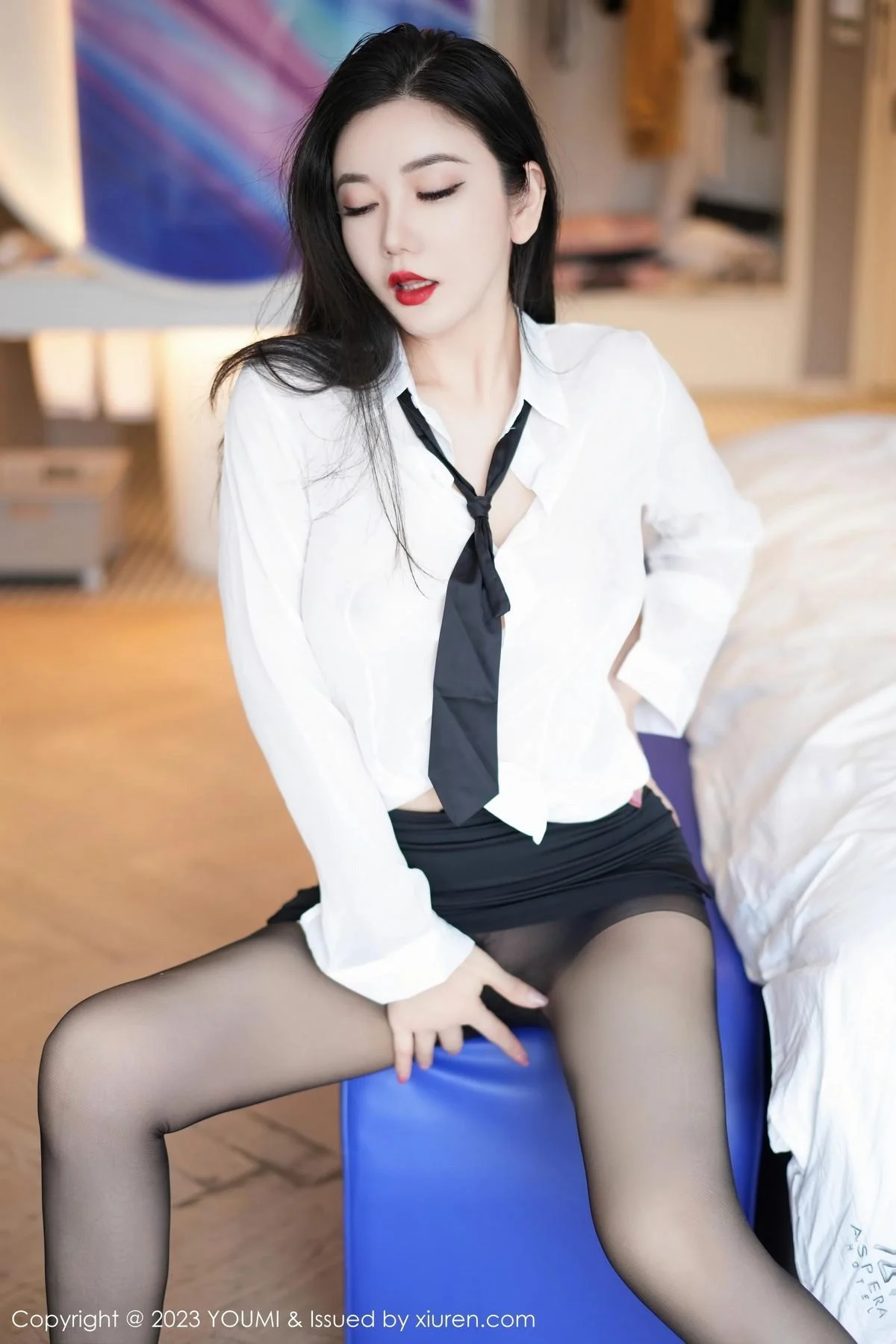 心妍小公主性感白T配黑短裙露超薄黑丝秀凹凸身材绝美写真 第 3 张