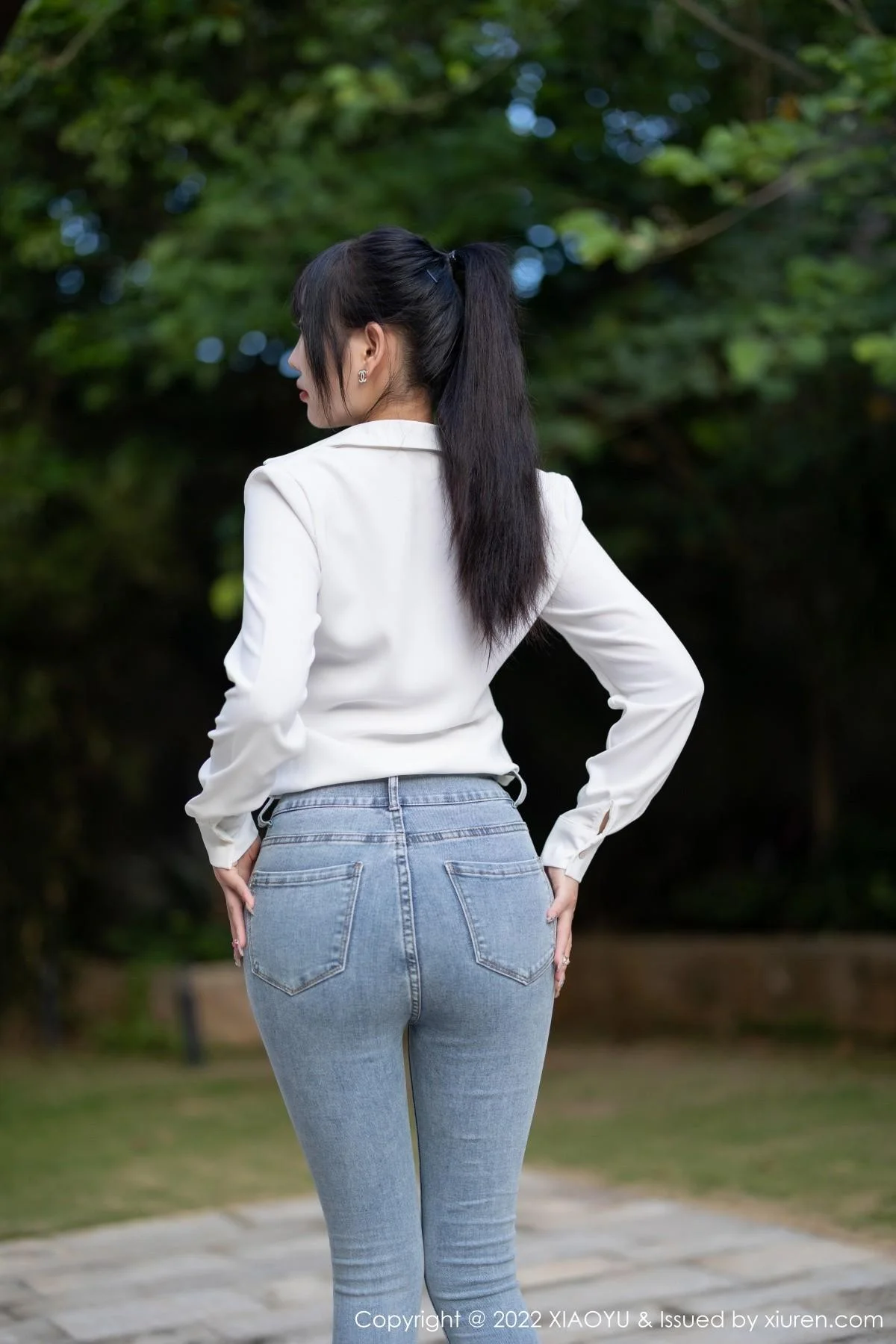 杨晨晨Yome性感白T配牛仔裤露红色内衣超薄肉丝绝美写真 第 10 张