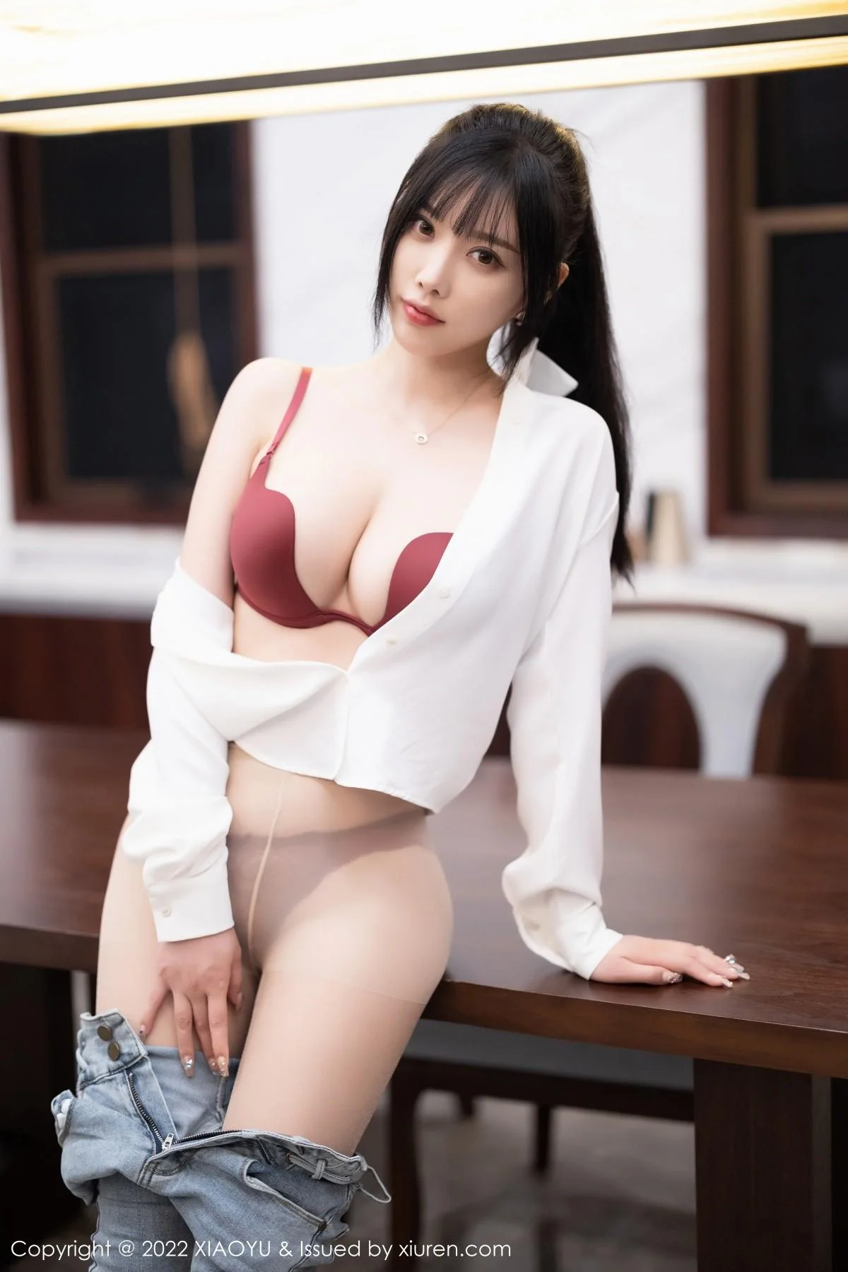 杨晨晨Yome性感白T配牛仔裤露红色内衣超薄肉丝绝美写真 第 111 张