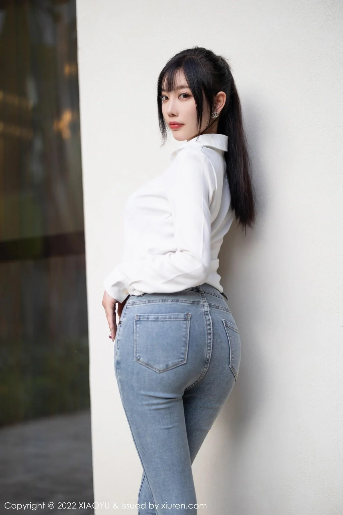 杨晨晨Yome性感白T配牛仔裤露红色内衣超薄肉丝绝美写真 第 19 张