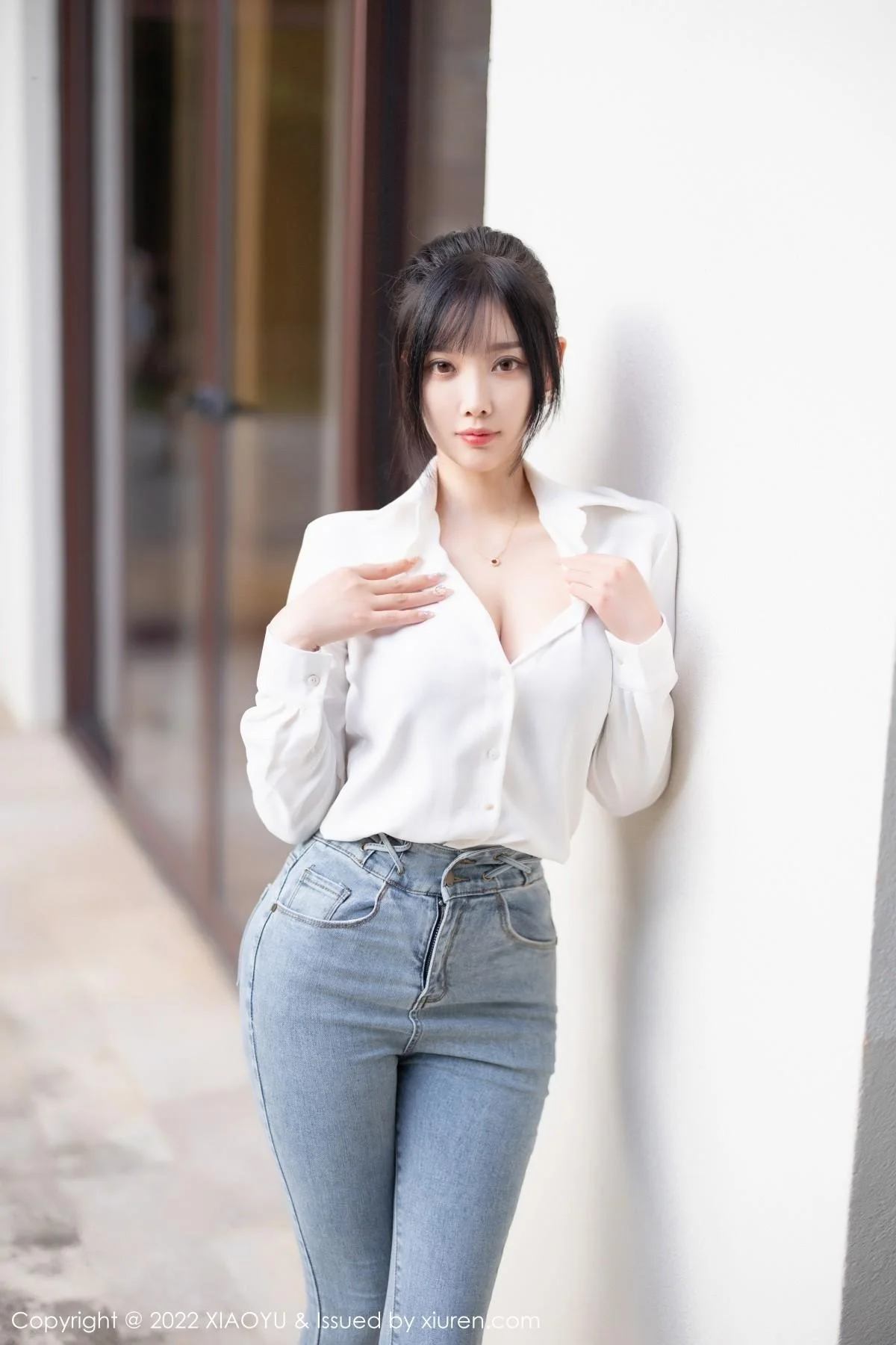 杨晨晨Yome性感白T配牛仔裤露红色内衣超薄肉丝绝美写真 第 24 张