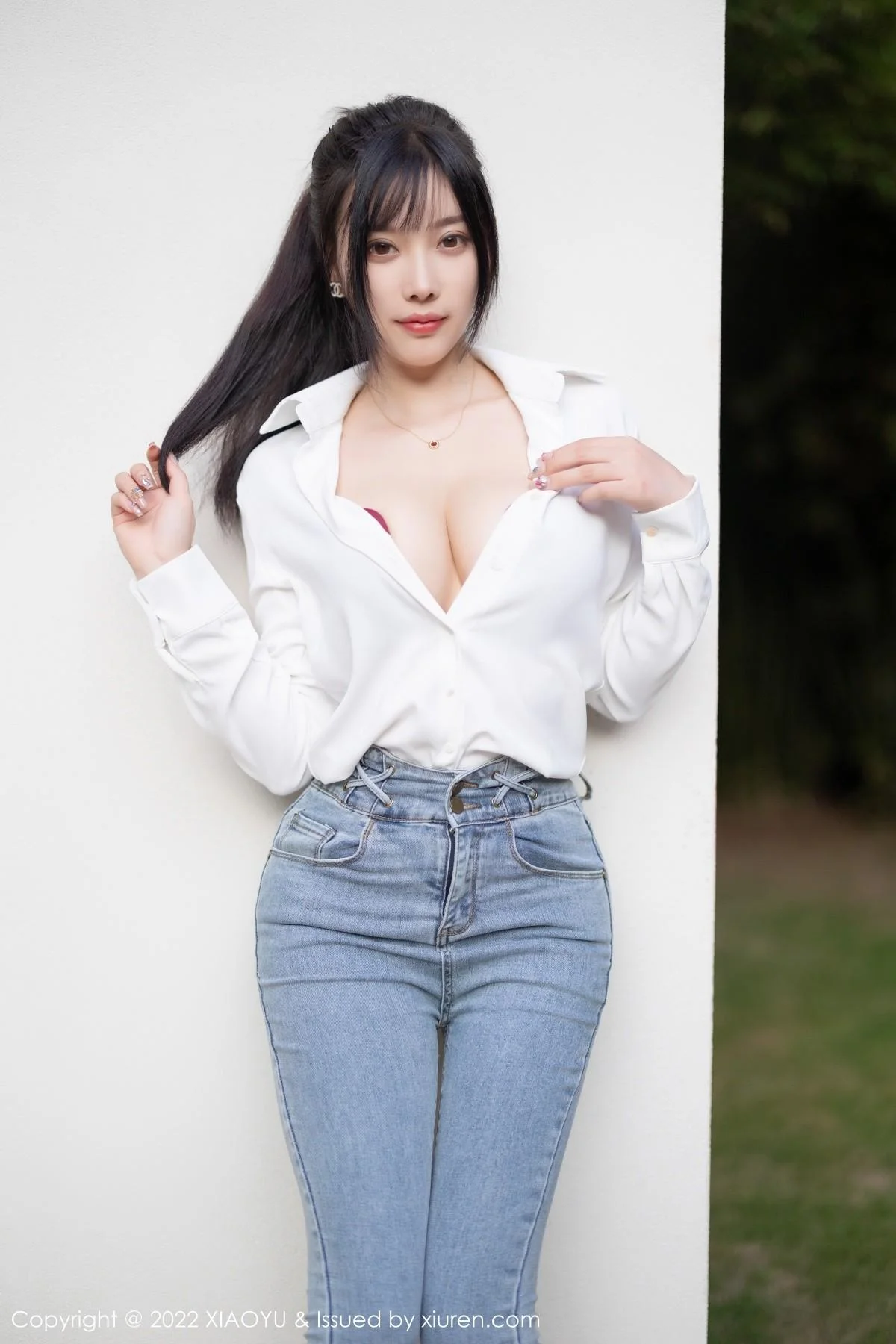 杨晨晨Yome性感白T配牛仔裤露红色内衣超薄肉丝绝美写真 第 31 张