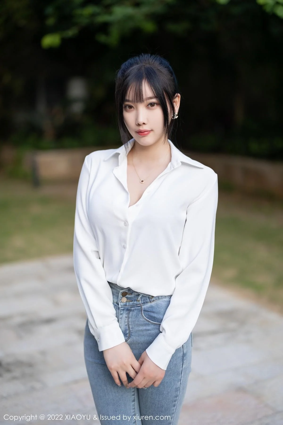 杨晨晨Yome性感白T配牛仔裤露红色内衣超薄肉丝绝美写真 第 4 张