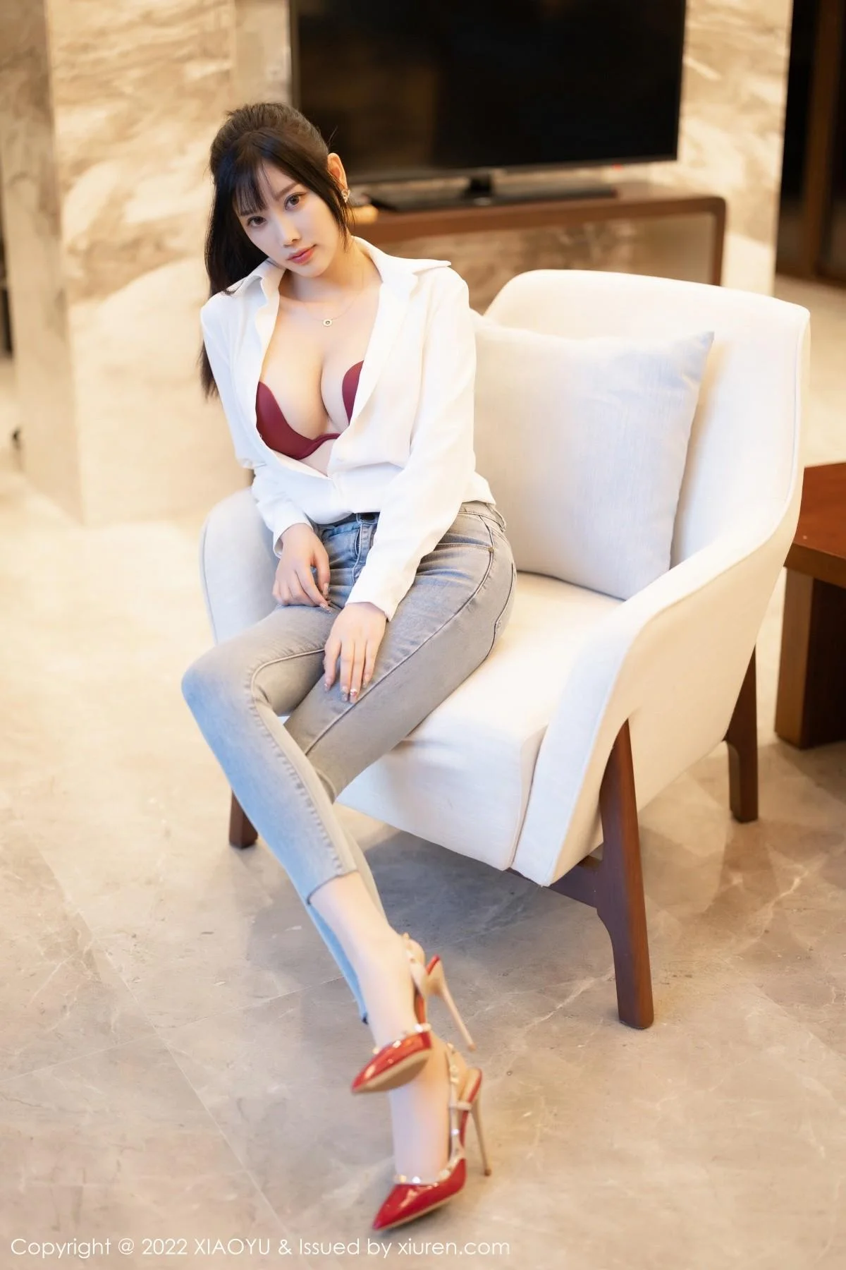 杨晨晨Yome性感白T配牛仔裤露红色内衣超薄肉丝绝美写真 第 40 张