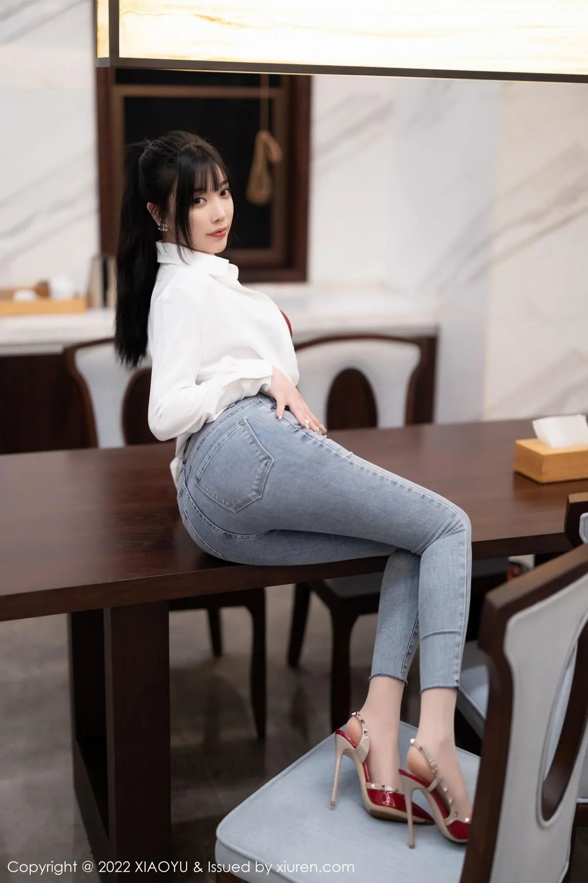 杨晨晨Yome性感白T配牛仔裤露红色内衣超薄肉丝绝美写真 第 78 张