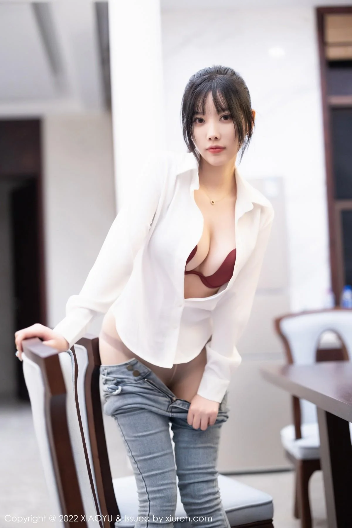 杨晨晨Yome性感白T配牛仔裤露红色内衣超薄肉丝绝美写真 第 92 张
